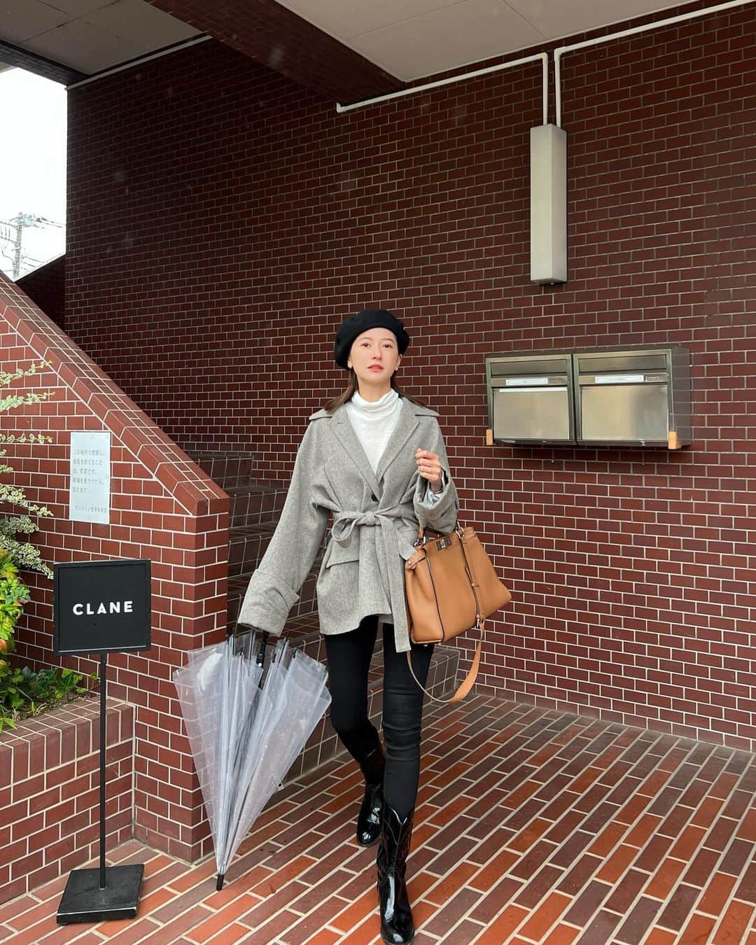 松本恵奈さんのインスタグラム写真 - (松本恵奈Instagram)「今日の雨の日コーディネートはこんな感じでした☔️結構、前に買ってたけど暑くてなかなか着れていなかったJKを初おろししましたー👏🏻嬉しい♡今日は色んなブランドミックスして新鮮な気分になれました☺️💕ブランドタグも貼っておきますね♡ JK : @clane_official  TOPS : @style_mixer  PT : @ragandbone  BAG : @fendi  SHOES : @chanelofficial  HAT : @kijimatakayuki」10月6日 19時58分 - ena1123