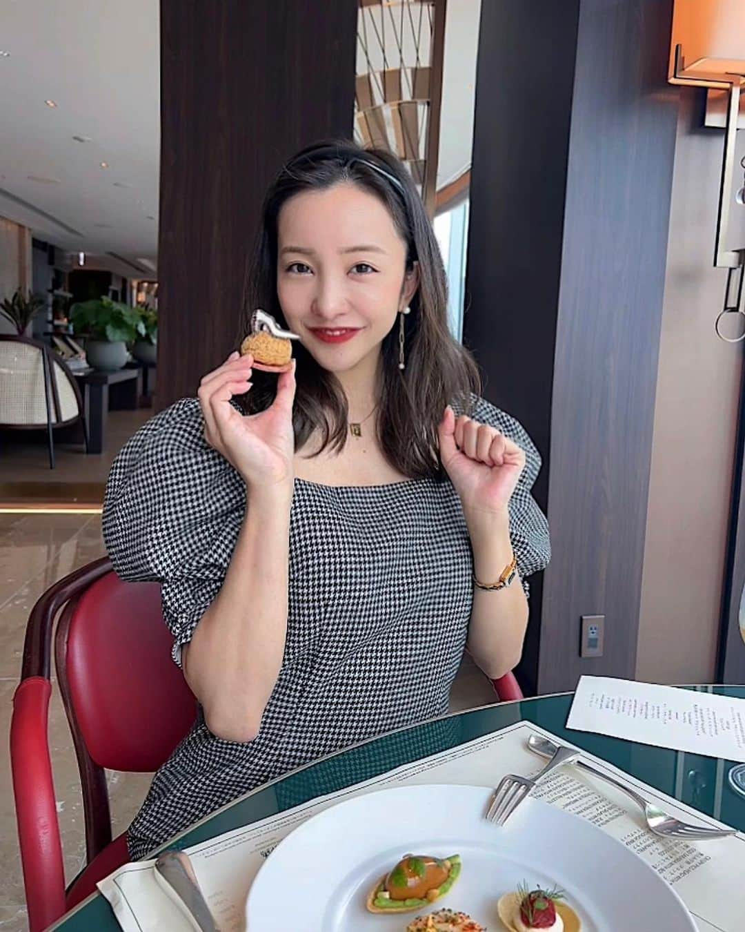 板野友美さんのインスタグラム写真 - (板野友美Instagram)「Christian  Louboutin × Four Seasons丸の内👠💄  素敵な空間でafternoon tea☕️🫖𓂃 𓈒 忙しい日々に少しのご褒美。 11月30日までです！ぜひ🗝  #フォーシーズンズホテル丸の内東京 #ルビミステリーアフタヌーンティー #クリスチャンルブタン #マルノウチル」10月6日 20時11分 - tomo.i_0703