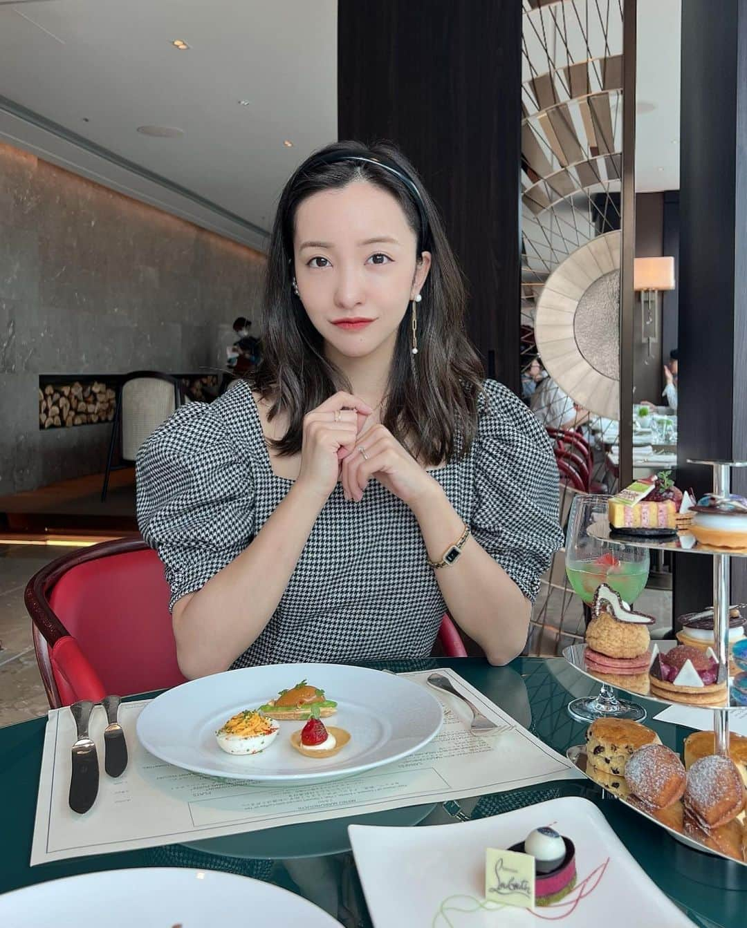 板野友美さんのインスタグラム写真 - (板野友美Instagram)「Christian  Louboutin × Four Seasons丸の内👠💄  素敵な空間でafternoon tea☕️🫖𓂃 𓈒 忙しい日々に少しのご褒美。 11月30日までです！ぜひ🗝  #フォーシーズンズホテル丸の内東京 #ルビミステリーアフタヌーンティー #クリスチャンルブタン #マルノウチル」10月6日 20時11分 - tomo.i_0703