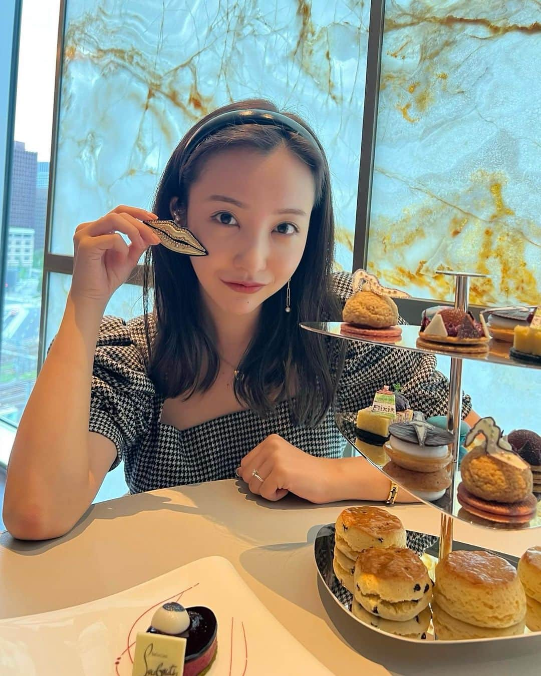 板野友美さんのインスタグラム写真 - (板野友美Instagram)「Christian  Louboutin × Four Seasons丸の内👠💄  素敵な空間でafternoon tea☕️🫖𓂃 𓈒 忙しい日々に少しのご褒美。 11月30日までです！ぜひ🗝  #フォーシーズンズホテル丸の内東京 #ルビミステリーアフタヌーンティー #クリスチャンルブタン #マルノウチル」10月6日 20時11分 - tomo.i_0703