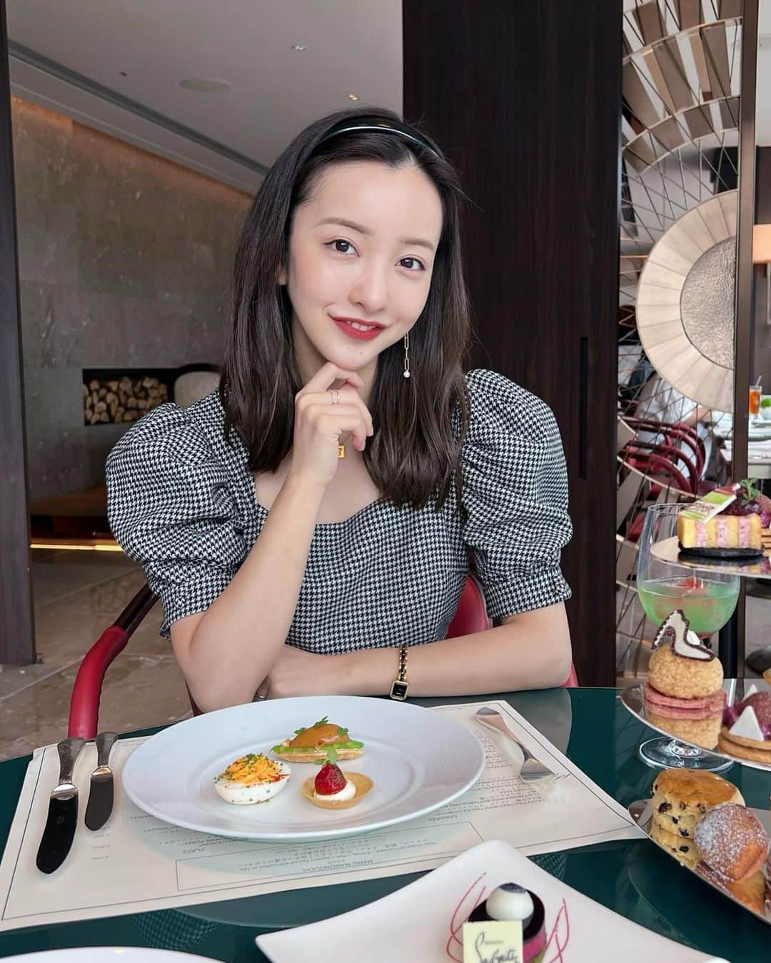 板野友美さんのインスタグラム写真 - (板野友美Instagram)「Christian  Louboutin × Four Seasons丸の内👠💄  素敵な空間でafternoon tea☕️🫖𓂃 𓈒 忙しい日々に少しのご褒美。 11月30日までです！ぜひ🗝  #フォーシーズンズホテル丸の内東京 #ルビミステリーアフタヌーンティー #クリスチャンルブタン #マルノウチル」10月6日 20時11分 - tomo.i_0703