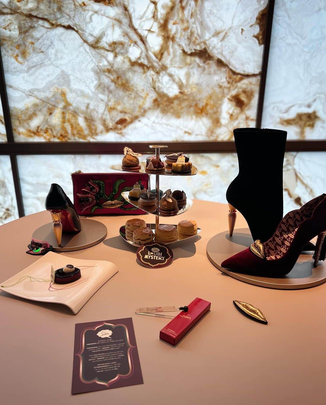 板野友美さんのインスタグラム写真 - (板野友美Instagram)「Christian  Louboutin × Four Seasons丸の内👠💄  素敵な空間でafternoon tea☕️🫖𓂃 𓈒 忙しい日々に少しのご褒美。 11月30日までです！ぜひ🗝  #フォーシーズンズホテル丸の内東京 #ルビミステリーアフタヌーンティー #クリスチャンルブタン #マルノウチル」10月6日 20時11分 - tomo.i_0703