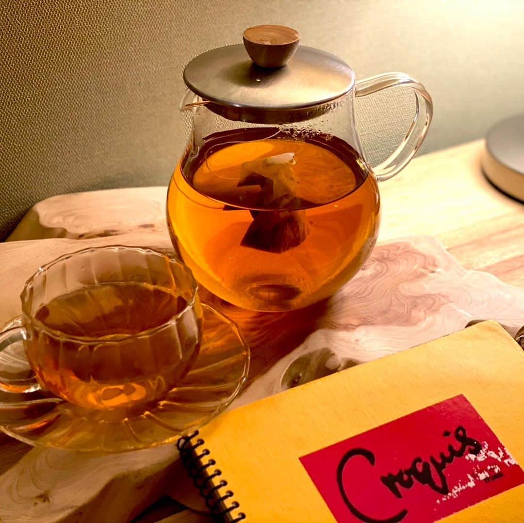 松井絵里奈さんのインスタグラム写真 - (松井絵里奈Instagram)「💓 先日、“こころとからだの巡りを整える”を テーマとした《巡りの茶会》に 参加してきました♪ ⁡ キレイ創巡茶を飲みながら、 ゆっくり深呼吸をし、五感を使って瞑想。 ⁡ 和漢茶ってクセのあるイメージでしたが、 キレイ創巡茶は、ルイボスティーベースで とっても美味しくて、 じんわり身体が温まる感じ。 ⁡ 黒クコの実など9種の和漢素材が配合されているから、スーパーフードなどを お茶で気軽に摂れるのは 嬉しいところ。 ⁡ ポットのお湯が沸いたら、 自分を労わる時間。 自然とカラダも心もゆるみます。 ⁡ 1日の終わりに ゆっくり癒しのBGMを流しながら、 キレイ創巡茶を飲み、 今日あったいい事をノートに記す。 ⁡ 『身体の土台を創る』ことこそが、 明日への幸せに繋がる。そう思います。 ⁡ ⋱⋰ ⋱⋰ ⋱⋰ ⋱⋰ ⋱⋰ ⋱⋰ ⋱⋰ ⁡ 〜キレイ創巡茶〜 アン ミカ×アイセイ薬局×薬日本堂の トリプルコラボレーションにより開発。 ⁡ 10%OFFになる クーポンコードをいただいたので 気になった人はぜひ♪ ⁡ 【クーポンコード：kirei】 ※10％off ※お一人一回まで ※12月31日まで利用可 ⁡ @kireisojun_official  ⁡ 大切な人への贈り物や 自分へのご褒美にもおススメです☕️ ⁡ ⋱⋰ ⋱⋰ ⋱⋰ ⋱⋰ ⋱⋰ ⋱⋰ ⋱⋰ ⁡ #キレイ創巡茶 #キレイ創巡生活 #PR#漢方 #養生 #ルイボスティー #美味しいお茶#自分を労わる時間 #大切な人をおもう#身体を温める #インナービューティー#松井絵里奈」10月6日 21時26分 - erina74xx