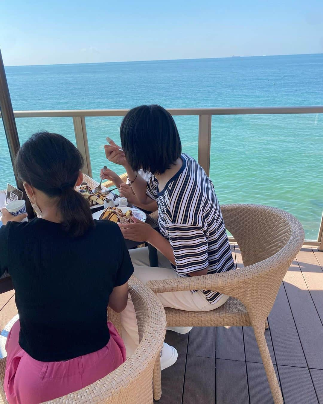 きゃっするひとみーさんのインスタグラム写真 - (きゃっするひとみーInstagram)「三姉妹との休日🙌❤️  部活にテストに忙しい長女に、いろんな友達と約束してくる次女三女🥺  体育大会お疲れ様の会なにしたい？ 【パンケーキ食べたいー！✨🙌】で淡路島の幸せのパンケーキに❤️❤️  こんなロケーションいいところやったとは✨  一人一皿ずつ食べたけど、ふわふわでほぼ空気やったからカロリー3☺️❤️幸せでした✨🙌  ママ友が転職するのに仕事について話ししてて。 仕事と働くについて考えながらランニング✨走ってる時ってなんかいい言葉浮かびますよね☺️✨  新卒で内定もらってた会社の 人事に、妊娠したことを伝えた時 （お恥ずかしいことに卒業をまたずに妊娠し、結婚することに💦）  【社会に絶対必要な人と思ったし活躍できると思ったから一緒に働きたかったけど、旧姓は家庭のなかでもおかあちゃんとしても輝ける。精一杯お母さんしてまた働きたくなった時話そう!すぐ離婚するなよ!】  って送り出してくれたことが、 ずっと人生の励みになってる✨  だから子育てしながら仕事も家事も全部頑張って、あの時言ってくれた人事の先輩に恩返ししたい✨ その一心ですごしてます。  その後も高校生への授業に登壇させてもらったり自分と向き合う時間を沢山作ってくれたわたしの【働く】の根っこを支えてくれてます！  そして同期が最高に刺激的で、尊敬できるメンバーしかいないことも大きかった☺️ ほんとに個性的で今もそれぞれ活躍してて、負けられへんって思う🔥  専業主婦しながら20代での子育てしながら働くのを全て自分のキャリアにする！！って言い切って、30代に入ってから好きを仕事にできた🙌✨  学生時代の面白エピソードもまた聞いてください😂🙌  かなり冷えましたね😭走り出すのが億劫になる。。っていってられないシーズン本番！笑！  しっかり暖かくして過ごしてくださいね✨🙏  #幸せのパンケーキ #zara  #zarawoman  #淡路島 #淡路島観光  #淡路島グルメ」10月6日 22時34分 - takaxjumppp