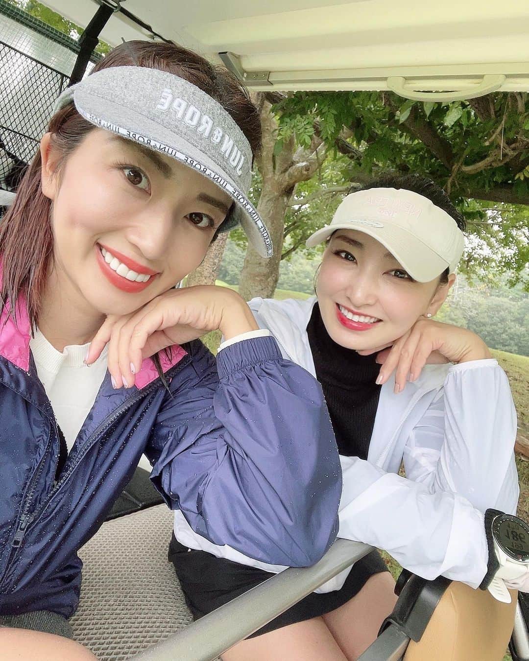 庄司ゆうこさんのインスタグラム写真 - (庄司ゆうこInstagram)「今日は久々にちあき先生とゴルフ⛳️✨ しかもカレドニアン‼️ カレドニアンはコロナ前まで毎年ある会社のゴルフコンペでゴルフ終わった後にマッサージということでセラピストを派遣していたので、私も5.6回は行ってたけどコースをまわるのは初でした🥺 バンカーや池だらけでめちゃくちゃ難しかったけどめちゃくちゃ楽しかった☺️ 途中雨降ってきて、気温13度まで下がり激寒でしたが、最高なメンバーだったから最後までやり切れました❣️ そして最後の写真はネイルチェンジしたのでアップしておきます☺️ ちなみにフットネイルは富士山登山で両足の親指の爪が剥がれたからしばらくお休みしまーす😂笑 #カレドニアンゴルフクラブ #ゴルフ女子#ゴルフウェア #ゴルフコーデ#雨#エンジョイ」10月6日 23時01分 - yuko.shoji