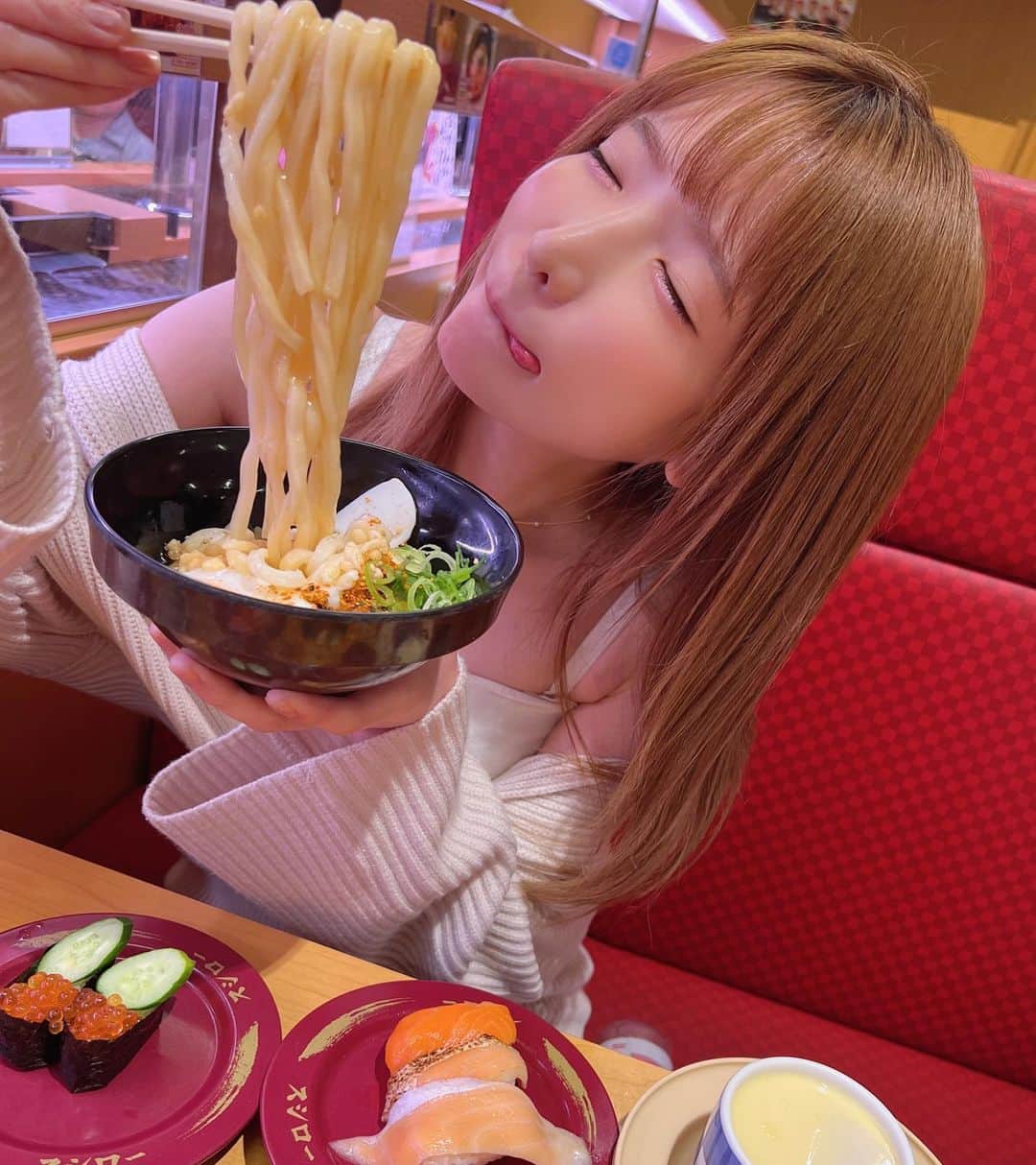 もえのあずきさんのインスタグラム写真 - (もえのあずきInstagram)「おうどんはのみもの🍼☺️💓  #回転寿司#おうどん#うどん部#おしゅし#もえあず#大食い」10月7日 1時56分 - moeazukitty