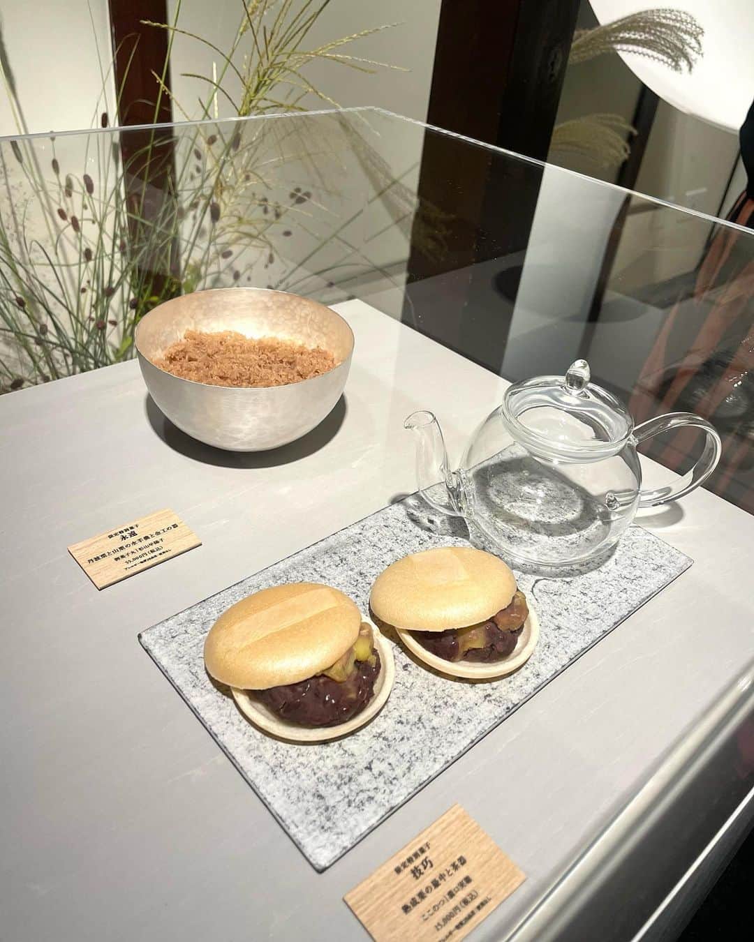 石井里奈さんのインスタグラム写真 - (石井里奈Instagram)「Grand Seiko 和菓子屋 とき⌚️✨ @grandseikojapan は時を食（は）むをテーマとした和菓子屋ときをUNKOWN HARAJUKUで今日から10日間限定でオープン。 . 平野紗希子さんプロデュースの時をテーマにした和菓子が販売されてるの。私も一分を試食させていただいたんだけど食べてる一分の間に刻々と表情を変える和菓子で本当初めてでした！和菓子って奥深い...！ . そして何よりずーっと長くお父さんが愛用していたグランドセイコーの時計を自分も試せてすごく嬉しかった！本当に素敵な時計だからこそ長く愛用できるよね✨上品で凛とした気持ちになりました🫶 . #グランドセイコー #grandseiko #腕時計 #和菓子屋とき #watch #和菓子 #japanesesweets #時計 #時計好きな人と繋がりたい」10月7日 11時59分 - ri7tin1025