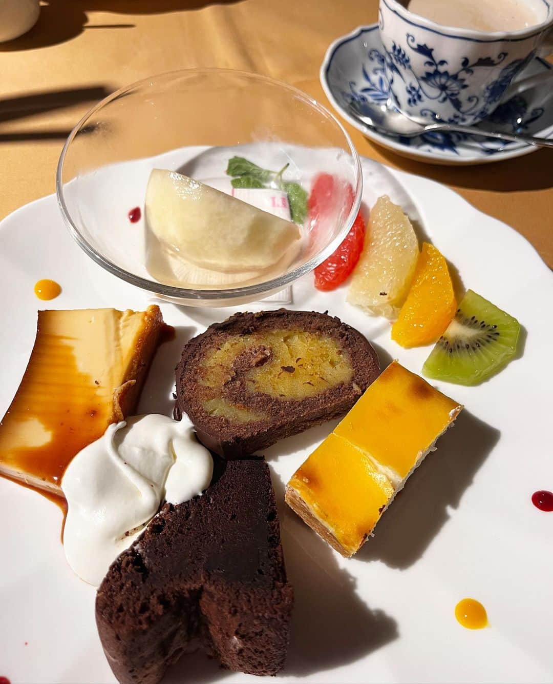 千秋さんのインスタグラム写真 - (千秋Instagram)「お友達と大好きな老舗キャンティでごはん🍝🇮🇹 わたしにとってはこのデザートビュッフェがメインなので、前菜から調整しながら食べています。（メインのお肉抜いてまでも）  #キャンティ #西麻布 #italian」10月7日 12時14分 - chiaki77777