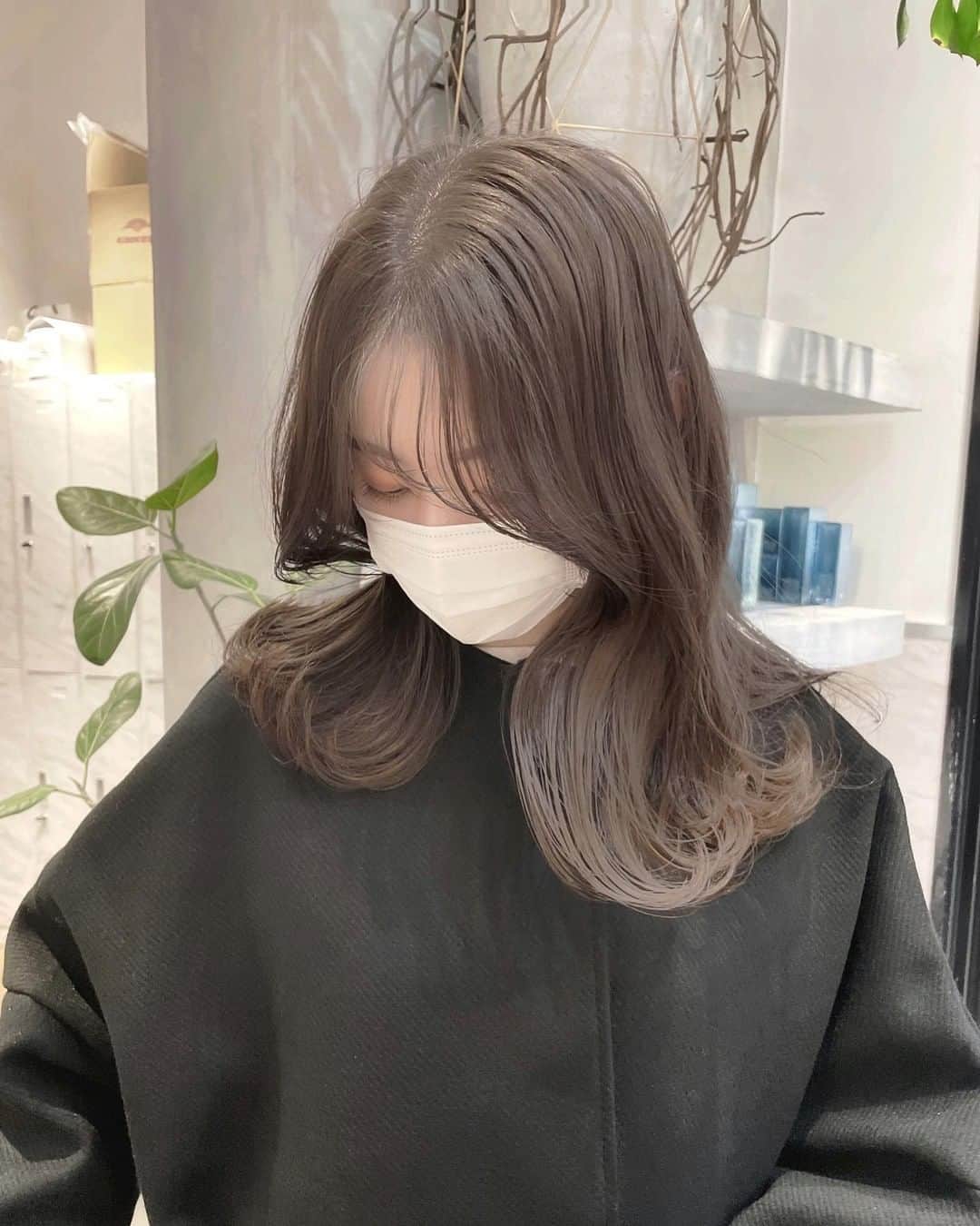 ホットペッパービューティー ヘア〈公式〉さんのインスタグラム写真 - (ホットペッパービューティー ヘア〈公式〉Instagram)「✔モカグレージュカラー . 赤みが少なく柔らかい色味で まろやかな印象に🕊 . . 📷photo by @dimo_and_tamiya . . ‥‥‥‥‥‥‥‥‥‥‥‥‥‥‥‥ 【ヘアスタイル募集✂】 #hpb_hair をつけていただいた投稿の中から、ピックアップして紹介します♪投稿お待ちしております♡ ‥‥‥‥‥‥‥‥‥‥‥‥‥‥‥‥ . . . #モカグレージュ #ラベンダーグレージュ #ラベンダーカラー #オリーブカラー #ラベンダーアッシュ #ラベンダーピンク #レイヤーカット #ニュアンスヘア #くびれカット #大人ヘア #くびれヘア #セミディ #セミロング #アッシュカラー #ヨシンモリ #ウェーブヘア #ニュアンスパーマ #韓国風ヘア #ナチュラルヘア #ワンホン #グレージュ #グレージュカラー #暗髪 #ラベンダーベージュ #トレンドヘア #ヘア #髪型 #ホットペッパービューティー #hotpepperbeauty」10月7日 18時00分 - hotpepperbeauty_hair