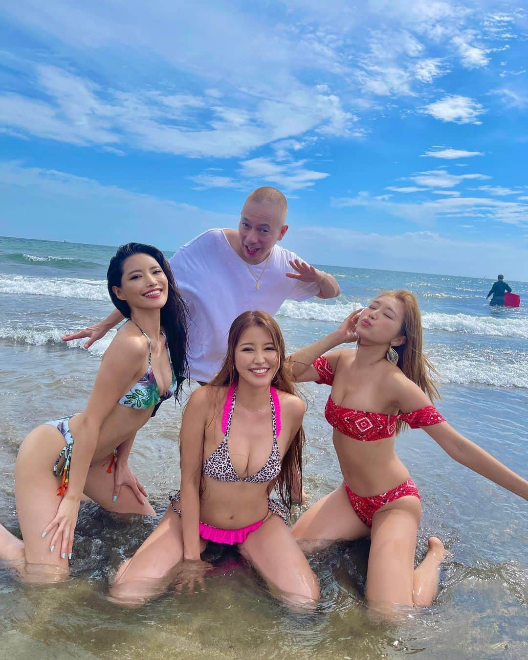 MIKAさんのインスタグラム写真 - (MIKAInstagram)「CJD公式YouTube🍉🌊 ⠀ 今夜20時公開 多分面白い会です🤣  ▶️https://youtu.be/muGsUCHQsno  チェックしてね〜🌻💚 ⠀ ⠀」10月7日 18時51分 - cjd_mika