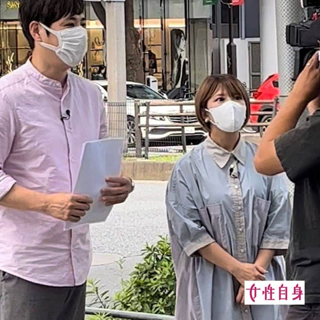 女性自身 (光文社)さんのインスタグラム写真 - (女性自身 (光文社)Instagram)「📣矢口真里　撮影の合間にスタッフと笑い転げて…引退危機を乗り越えた「現場力」を目撃 --- まだ連日の最高気温が30度以上を記録していた9月上旬の昼ごろ。都心のブランドショップが立ち並ぶ大通りで、本誌が目撃したのはタレント・矢口真里（39）。 テレビ番組のロケのようで、ライセンスの藤原一裕（45）の姿も。ちなみに藤原と矢口の身長差は40センチ近くもあり、2人が並ぶとテレビで見るよりも、矢口の小柄さが際立っていた。 炎天下の撮影だったため、出演者もスタッフたちも、しきりに汗をぬぐっていたが、矢口はずっと高いテンションを保っており、それはカメラが回っていないときも同様だった。 「撮影の合間、矢口さんはスタッフさんたちとずっと話していて、ときおり笑い転げたりもしていました」（撮影現場を見ていた女性） サービス精神なのか、持ち前の明るさゆえなのか。テレビ局関係者によれば、 「矢口さんは“ワイプの女王”とも呼ばれていました。スタジオで流す映像に、絶妙に反応してくれるので、制作サイドとして非常にありがたかったです。スタッフにも親しく話しかけてくれますし、現場での評判は昔からよかったですね」 --- ▶️続きは @joseijisin のリンクで【WEB女性自身】へ ▶️ストーリーズで、スクープダイジェスト公開中📸 ▶️投稿の続報は @joseijisin をフォロー＆チェック💥 --- #矢口真里 #目撃撮 #ライセンス #藤原一裕 #番組ロケ #ワイプの女王 #引退危機 #現場力 #女性自身」10月7日 20時03分 - joseijisin