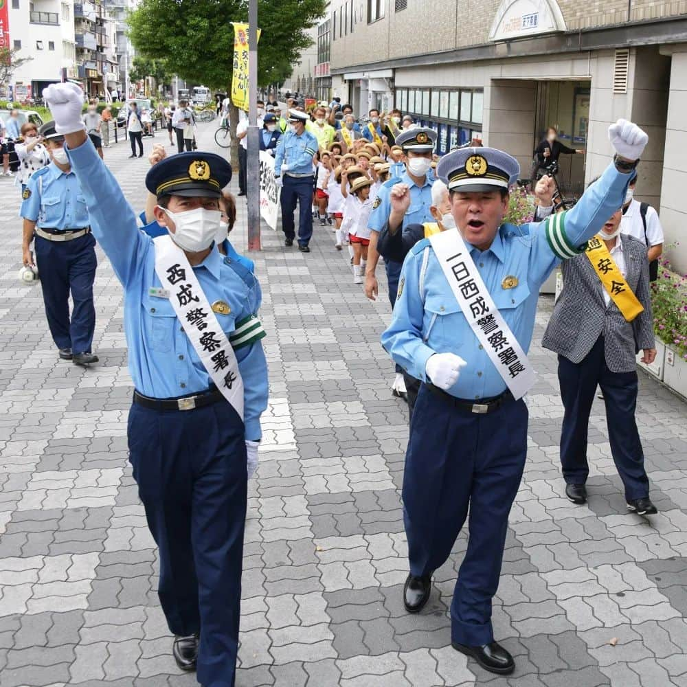 大阪府警察さんのインスタグラム写真 - (大阪府警察Instagram)「【警察署シリーズ⑪ / 西成警察署】 ※警察署シリーズでは、警察署管内の魅力や署独自の取り組みを発信しています。  \まもったるねん！交通ルール！！/ 西成警察署では、令和4年9月28日、西成区出身の俳優「赤井英和」さんを一日警察署長にお迎えし、交通安全キャンペーンを開催しました。 南海「天下茶屋駅」で一日警察署長の委嘱式と交通安全教室を行った後、西成区役所までをパレードし、交通安全を呼び掛けました。  #大阪府警察公式 #大阪府警察 #大阪府警 #府警 #警察 #警察官 #おまわりさん #西成警察署 #西成 #一日警察署長 #俳優 #赤井英和 #秋の全国交通安全運動 #交通安全キャンペーン #交通安全 #パレード」10月7日 20時03分 - fukei_koho