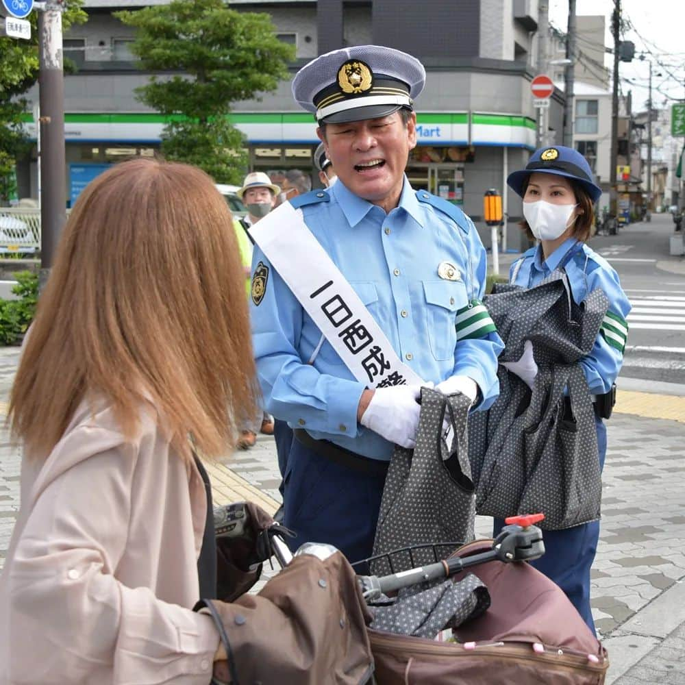 大阪府警察さんのインスタグラム写真 - (大阪府警察Instagram)「【警察署シリーズ⑪ / 西成警察署】 ※警察署シリーズでは、警察署管内の魅力や署独自の取り組みを発信しています。  \まもったるねん！交通ルール！！/ 西成警察署では、令和4年9月28日、西成区出身の俳優「赤井英和」さんを一日警察署長にお迎えし、交通安全キャンペーンを開催しました。 南海「天下茶屋駅」で一日警察署長の委嘱式と交通安全教室を行った後、西成区役所までをパレードし、交通安全を呼び掛けました。  #大阪府警察公式 #大阪府警察 #大阪府警 #府警 #警察 #警察官 #おまわりさん #西成警察署 #西成 #一日警察署長 #俳優 #赤井英和 #秋の全国交通安全運動 #交通安全キャンペーン #交通安全 #パレード」10月7日 20時03分 - fukei_koho