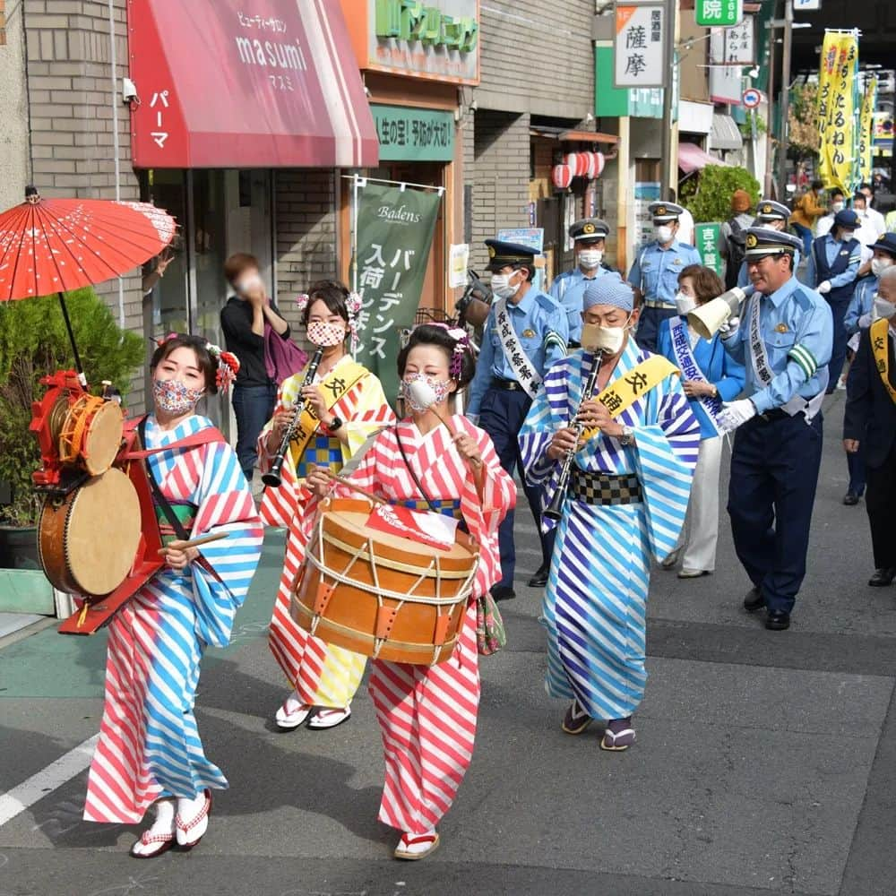 大阪府警察さんのインスタグラム写真 - (大阪府警察Instagram)「【警察署シリーズ⑪ / 西成警察署】 ※警察署シリーズでは、警察署管内の魅力や署独自の取り組みを発信しています。  \まもったるねん！交通ルール！！/ 西成警察署では、令和4年9月28日、西成区出身の俳優「赤井英和」さんを一日警察署長にお迎えし、交通安全キャンペーンを開催しました。 南海「天下茶屋駅」で一日警察署長の委嘱式と交通安全教室を行った後、西成区役所までをパレードし、交通安全を呼び掛けました。  #大阪府警察公式 #大阪府警察 #大阪府警 #府警 #警察 #警察官 #おまわりさん #西成警察署 #西成 #一日警察署長 #俳優 #赤井英和 #秋の全国交通安全運動 #交通安全キャンペーン #交通安全 #パレード」10月7日 20時03分 - fukei_koho