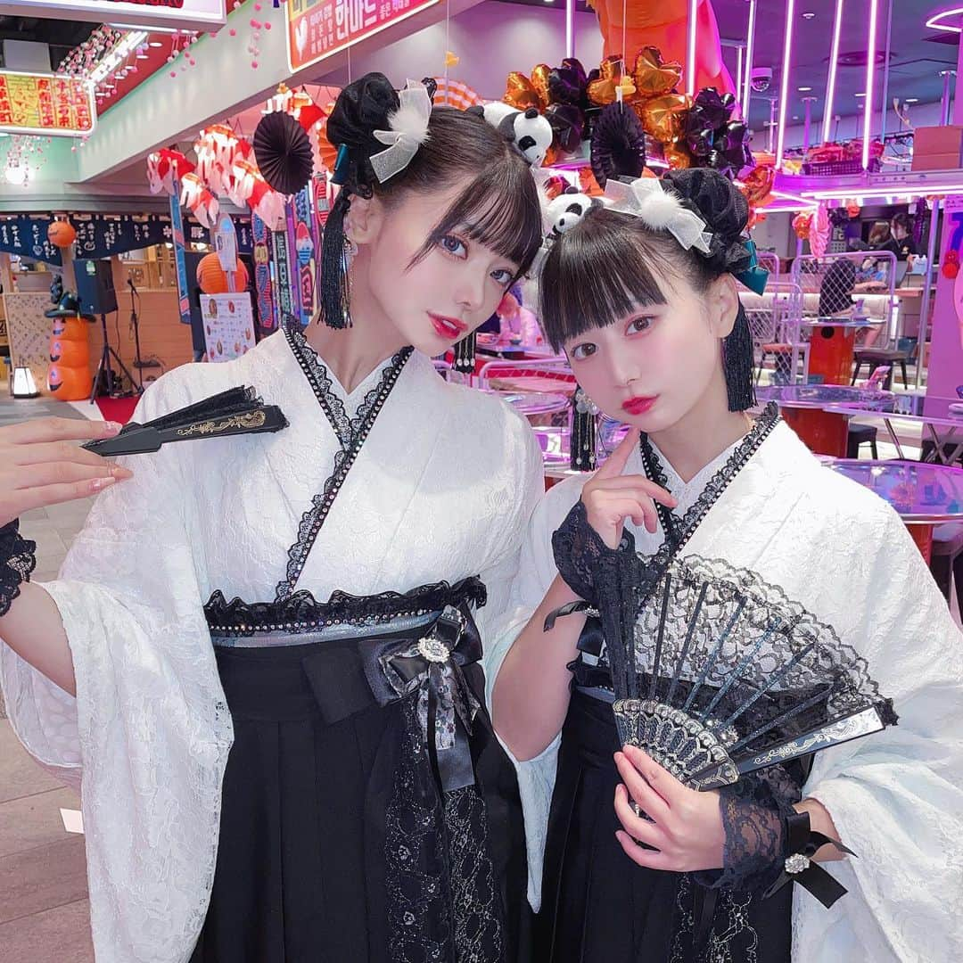 米倉みゆさんのインスタグラム写真 - (米倉みゆInstagram)「🐼ぱんだ双子コーデ🐼🐾 @asakusa_sawadaya  <<<<にスワイプ . 新作のぱんださんを なみちゃんとやりました💘🦋 . もうこれから着物、袴の季節だねー！モノトーンで全身揃えるととっても可愛いかったです‪( ◜௰◝ )‬💙 . お団子カバーは地雷ピンクもあるみたいなので、袴をピンクにしてもめっちゃ可愛いー！🖤💖 . 写真は浅草横丁がネオン沢山で映えたよ！おすすめ！ . . . . . . #さわだ屋 #浅草さわだ屋 #浅草 #浅草グルメ #浅草着物レンタル #浅草デート #浅草寺 #浅草さわだ屋 #浅草袴レンタル #浅草着物レンタル #袴 #着物ヘア #プリクラポーズ #双子コーデ #お団子ヘア #リンクコーデ #ユニバ #ディズニー #コスプレ #コスプレイヤー #japan #japanesegirl #asakusa #tokyo #kimono #photo #china #animegirl #cosplay #japantrip #twins #girls」10月7日 20時21分 - yone__miyu630