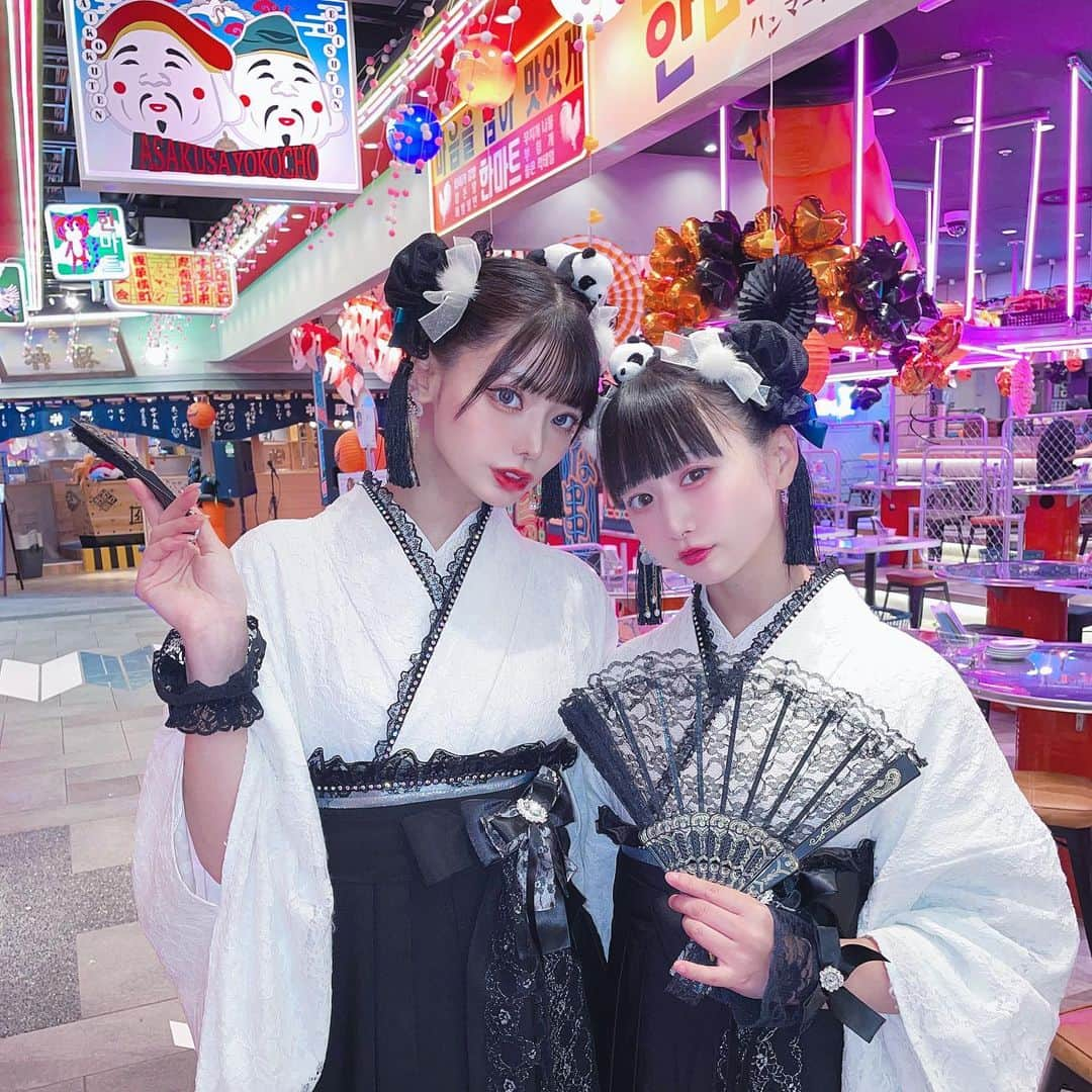 米倉みゆさんのインスタグラム写真 - (米倉みゆInstagram)「🐼ぱんだ双子コーデ🐼🐾 @asakusa_sawadaya  <<<<にスワイプ . 新作のぱんださんを なみちゃんとやりました💘🦋 . もうこれから着物、袴の季節だねー！モノトーンで全身揃えるととっても可愛いかったです‪( ◜௰◝ )‬💙 . お団子カバーは地雷ピンクもあるみたいなので、袴をピンクにしてもめっちゃ可愛いー！🖤💖 . 写真は浅草横丁がネオン沢山で映えたよ！おすすめ！ . . . . . . #さわだ屋 #浅草さわだ屋 #浅草 #浅草グルメ #浅草着物レンタル #浅草デート #浅草寺 #浅草さわだ屋 #浅草袴レンタル #浅草着物レンタル #袴 #着物ヘア #プリクラポーズ #双子コーデ #お団子ヘア #リンクコーデ #ユニバ #ディズニー #コスプレ #コスプレイヤー #japan #japanesegirl #asakusa #tokyo #kimono #photo #china #animegirl #cosplay #japantrip #twins #girls」10月7日 20時21分 - yone__miyu630