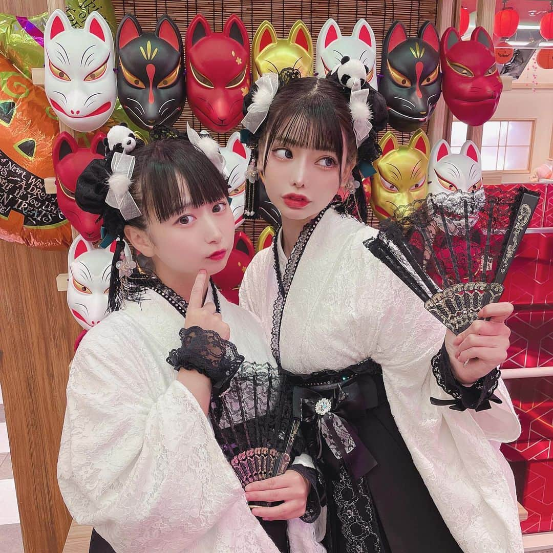 米倉みゆさんのインスタグラム写真 - (米倉みゆInstagram)「🐼ぱんだ双子コーデ🐼🐾 @asakusa_sawadaya  <<<<にスワイプ . 新作のぱんださんを なみちゃんとやりました💘🦋 . もうこれから着物、袴の季節だねー！モノトーンで全身揃えるととっても可愛いかったです‪( ◜௰◝ )‬💙 . お団子カバーは地雷ピンクもあるみたいなので、袴をピンクにしてもめっちゃ可愛いー！🖤💖 . 写真は浅草横丁がネオン沢山で映えたよ！おすすめ！ . . . . . . #さわだ屋 #浅草さわだ屋 #浅草 #浅草グルメ #浅草着物レンタル #浅草デート #浅草寺 #浅草さわだ屋 #浅草袴レンタル #浅草着物レンタル #袴 #着物ヘア #プリクラポーズ #双子コーデ #お団子ヘア #リンクコーデ #ユニバ #ディズニー #コスプレ #コスプレイヤー #japan #japanesegirl #asakusa #tokyo #kimono #photo #china #animegirl #cosplay #japantrip #twins #girls」10月7日 20時21分 - yone__miyu630