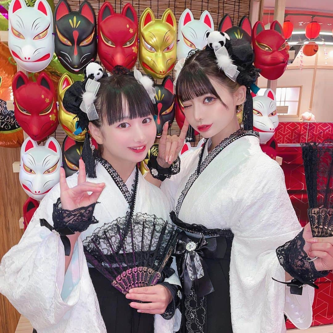 米倉みゆさんのインスタグラム写真 - (米倉みゆInstagram)「🐼ぱんだ双子コーデ🐼🐾 @asakusa_sawadaya  <<<<にスワイプ . 新作のぱんださんを なみちゃんとやりました💘🦋 . もうこれから着物、袴の季節だねー！モノトーンで全身揃えるととっても可愛いかったです‪( ◜௰◝ )‬💙 . お団子カバーは地雷ピンクもあるみたいなので、袴をピンクにしてもめっちゃ可愛いー！🖤💖 . 写真は浅草横丁がネオン沢山で映えたよ！おすすめ！ . . . . . . #さわだ屋 #浅草さわだ屋 #浅草 #浅草グルメ #浅草着物レンタル #浅草デート #浅草寺 #浅草さわだ屋 #浅草袴レンタル #浅草着物レンタル #袴 #着物ヘア #プリクラポーズ #双子コーデ #お団子ヘア #リンクコーデ #ユニバ #ディズニー #コスプレ #コスプレイヤー #japan #japanesegirl #asakusa #tokyo #kimono #photo #china #animegirl #cosplay #japantrip #twins #girls」10月7日 20時21分 - yone__miyu630