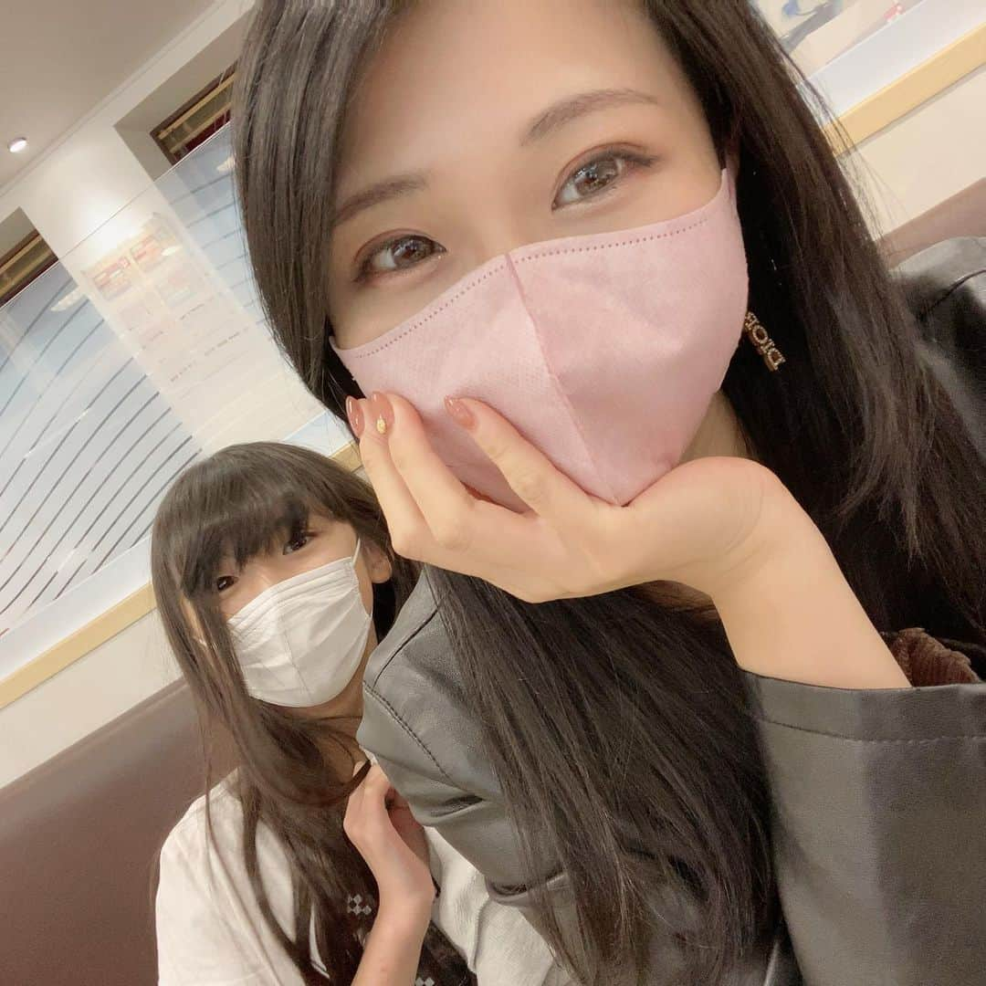 ゆわももチャンネルさんのインスタグラム写真 - (ゆわももチャンネルInstagram)「全然まともに撮ってくれなかった日🤣7枚目がおもしろくて無理🤣  #親子 #親子写真 #親子コーデ  #ゆわももチャンネル #ふざけてる #親子vlog #小学生女子  #小学生コーデ #マスクコーデ #ママコーデ  #レザージャケットコーデ  #秋服コーデ」10月7日 20時51分 - atsumi.y_m