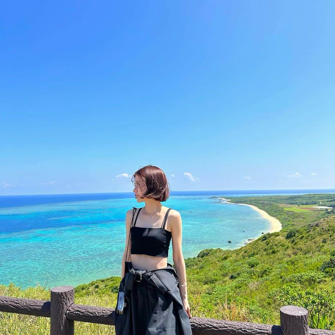 横田ひかるさんのインスタグラム写真 - (横田ひかるInstagram)「3年ぶりの石垣島~🌺  天気も良くて、 素晴らしく綺麗な海~  32℃  #石垣島 #玉取崎展望台  #平久保崎灯台」10月7日 21時51分 - _rncn950805