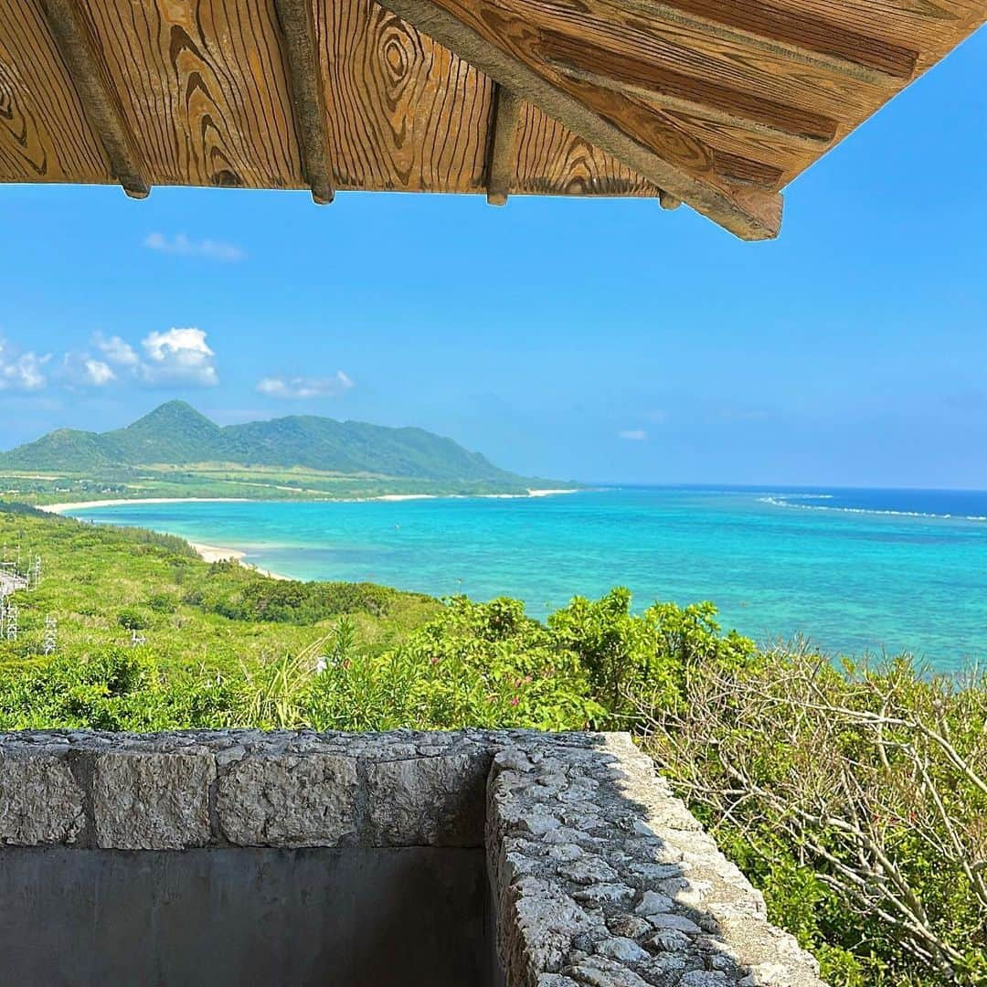 横田ひかるさんのインスタグラム写真 - (横田ひかるInstagram)「3年ぶりの石垣島~🌺  天気も良くて、 素晴らしく綺麗な海~  32℃  #石垣島 #玉取崎展望台  #平久保崎灯台」10月7日 21時51分 - _rncn950805