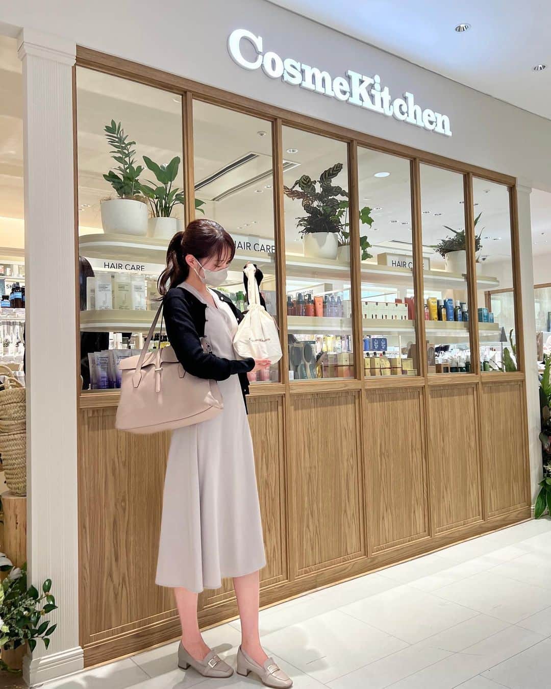 MIYUさんのインスタグラム写真 - (MIYUInstagram)「仕事終わりに @cosmekitchen 新店舗|小倉店に遊びに行ってきたよ🌿 北九州地区初のオープンだったので賑わってました🧴  シンプルで木の温もりを感じられる店内🪵素敵でした♡  限定セットもあるみたいなのでチェックしてみてくださいね🦔 #cosmekitchen」10月7日 22時54分 - miyu__.oo