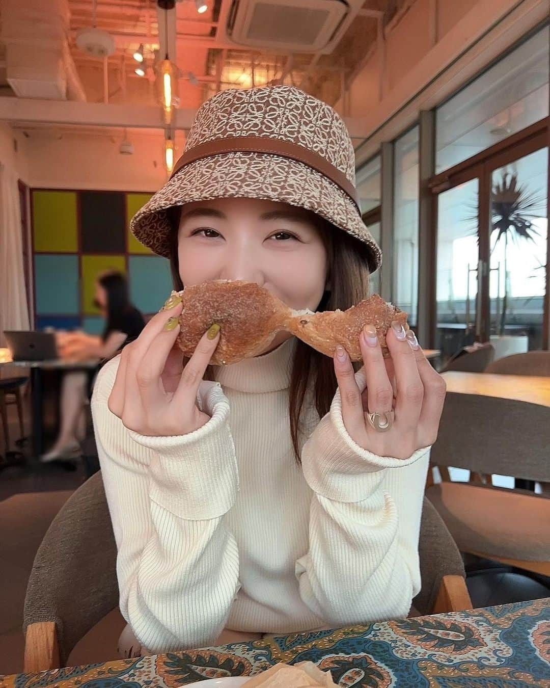 山岸逢花さんのインスタグラム写真 - (山岸逢花Instagram)「パン嗅がずにいられない🥹🥹 . . . . Photo by @miharu_usa 🐰♥ . . マスカッツ卒業記念に マッコイさんからメンバー全員に リングを頂いたのです🥹 嬉しいなあ、、、 . . . . #山岸逢花 #あいぱん #AV女優 #AV #aikayamagishi」10月7日 23時33分 - ayakayamagishi_