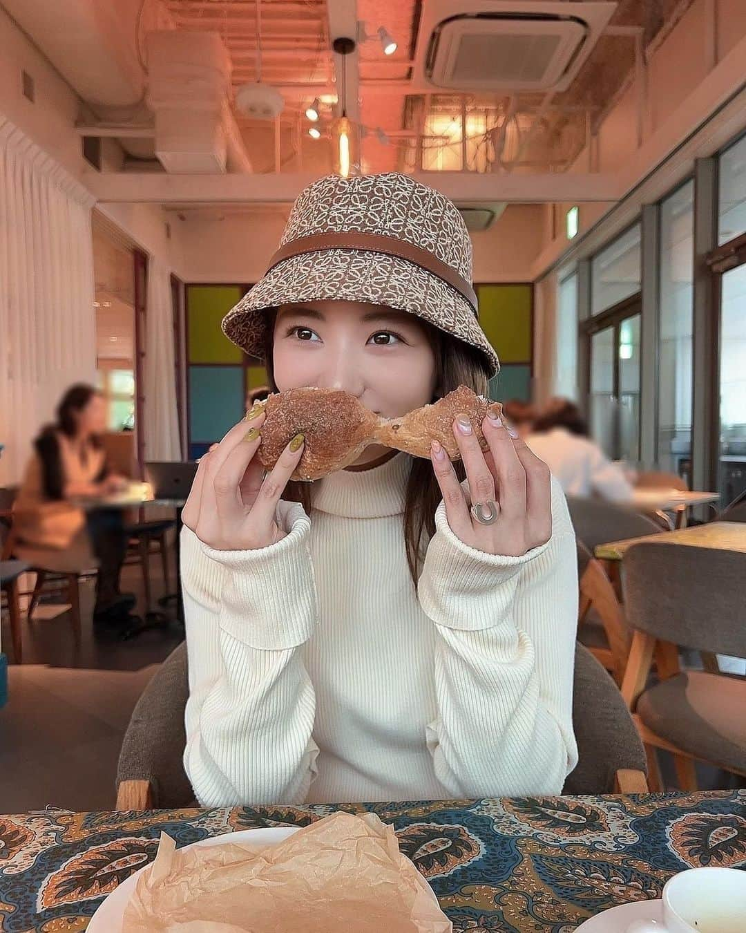 山岸逢花さんのインスタグラム写真 - (山岸逢花Instagram)「パン嗅がずにいられない🥹🥹 . . . . Photo by @miharu_usa 🐰♥ . . マスカッツ卒業記念に マッコイさんからメンバー全員に リングを頂いたのです🥹 嬉しいなあ、、、 . . . . #山岸逢花 #あいぱん #AV女優 #AV #aikayamagishi」10月7日 23時33分 - ayakayamagishi_