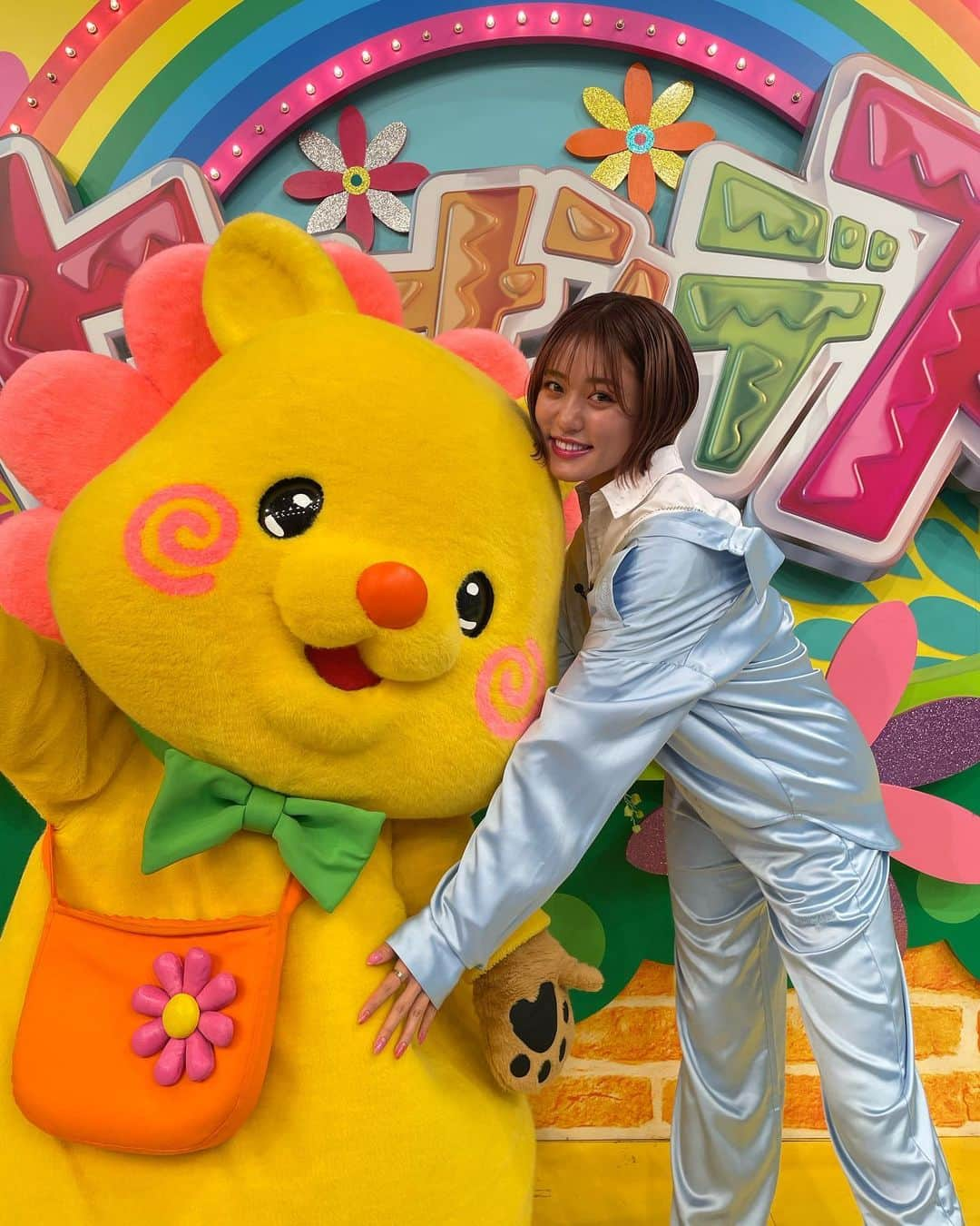 王林さんのインスタグラム写真 - (王林Instagram)「. 今日からヒルナンデスの金曜日レギュラーだよよよ🥹🌈🌈🌈 うれしいねぇありがたいねぇ 2枚目にするのがもったいない南原さんとの写真🥹🥹 南原さんはじめ、大好きな久本さん、ぺこぱさん、陣内さん、そしていつも現れるスタッフさん方と金曜日を迎えられるのがうれしいし、LIVEで見てくれる皆さんと同じ時間を過ごせるのが楽しみです🥰 楽しく顔晴ります💞 皆さん改めてよろしくお願いします！  #ヒルナンデス #王林 #おうりんのぬの🎀」10月7日 23時37分 - ourin_ringoooo