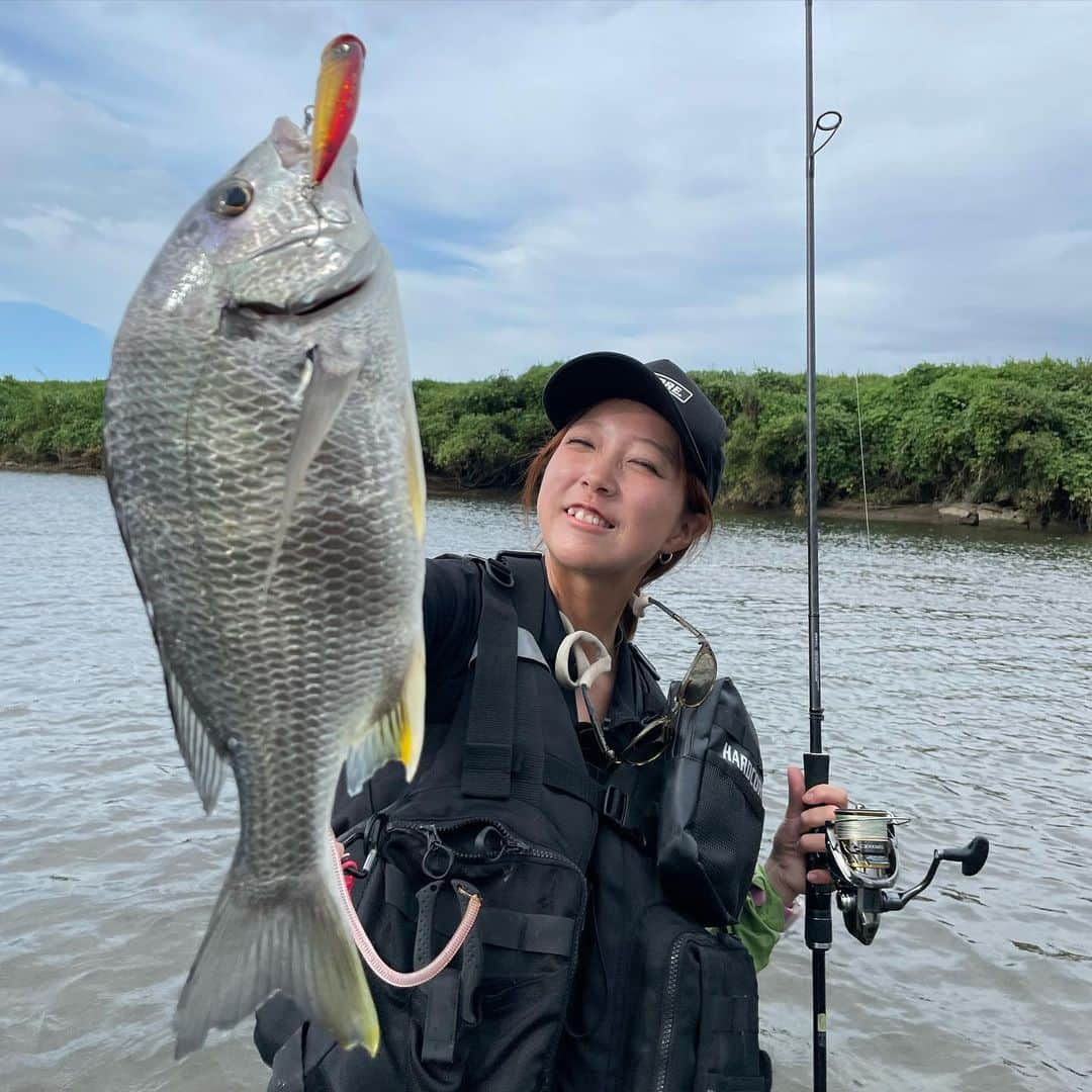 あさいあみさんのインスタグラム写真 - (あさいあみInstagram)「YouTube あみちゃんのもっと釣りたい🎣 今回は斎藤さんと鹿児島でウェーディングルアーゲーム🎣  台風前にお魚さんと斎藤さんに癒されに行ってきました〜❣️❣️  今回は竹崎さんも一緒だったので、鹿児島弁が移りそうになりました〜🤣  3人で爆風の中キバってきたのでみてね〜❣️❣️  #asian#Japanese#girl#instagood#ig_japan#ガチ釣りガール#釣りガール#釣り好き#ガチ釣り#アングラードル#duel#hardcore#yozuri#チームduel #あみちゃんのもっと釣りたい#あみ釣り#あさいあみ #fishing #fishinggirls#shimano# #zeque #釣り#낚시여자#갂시좋아#Lブルー#鹿児島#リバーゲーム」10月8日 4時43分 - asai_ami