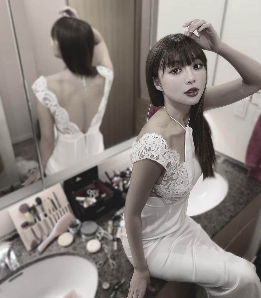 濱野りれさんのインスタグラム写真 - (濱野りれInstagram)「@laperlalingerie 🤍 This is my favorite lingerie. I naturally have a thin skin. So I love to collect silky stuff since I'm teenager. LaPerla is the most luxurious and captivates me forever!  元々肌が薄くてシルクの下着やナイトウェアを集めるようになったの LaPerlaは一番Luxuryでお気に入り 私の肌をずっと守ってね🦢  #laperla #laperlalingerie #ラペルラ」10月8日 11時18分 - riregram