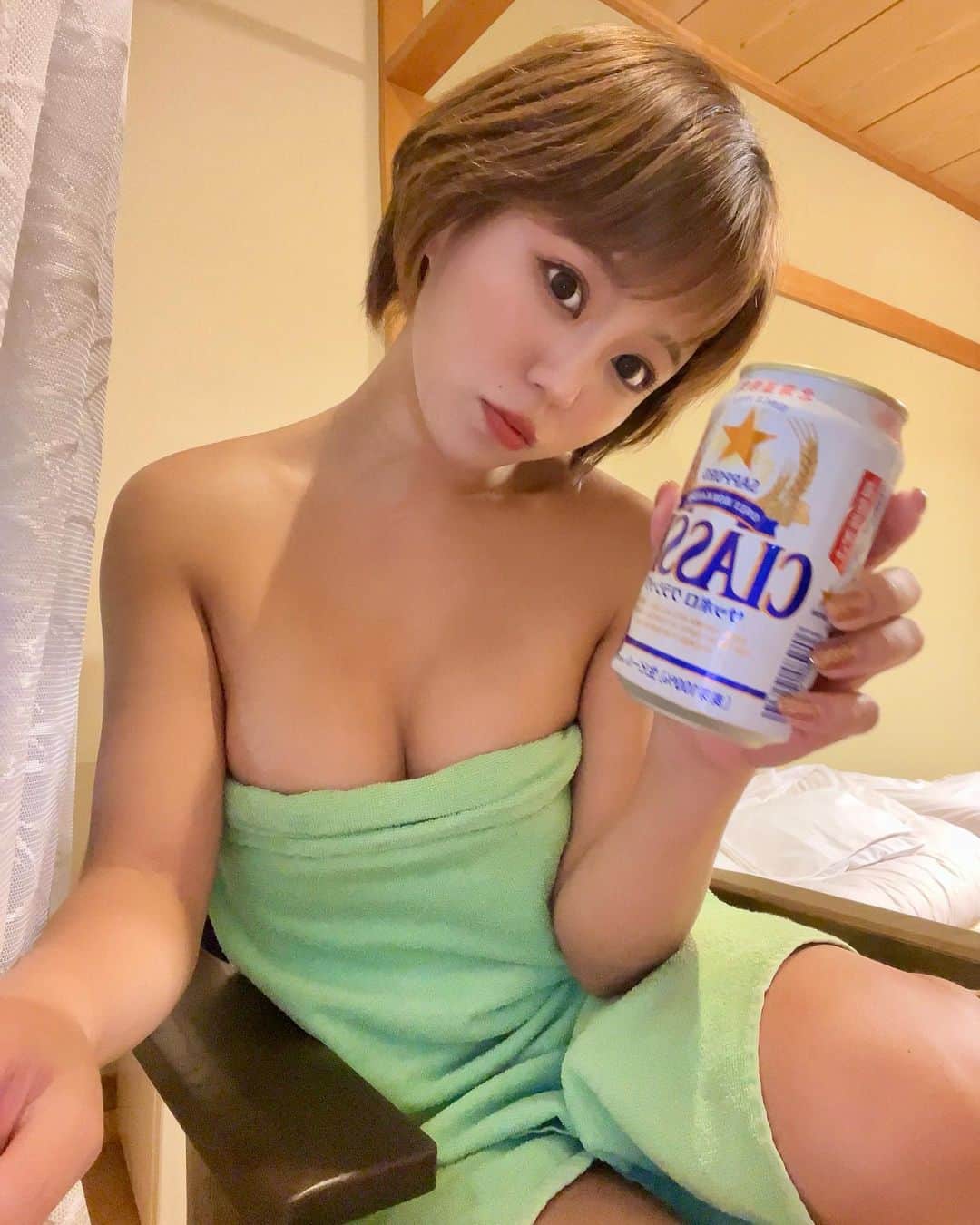 亜矢みつき（神谷充希）さんのインスタグラム写真 - (亜矢みつき（神谷充希）Instagram)「休日は、、コレに限る？！🍻💞 #beer #ビール #タオル１枚 #温泉 #休日の過ごし方」10月8日 13時12分 - ma.yamitsuki