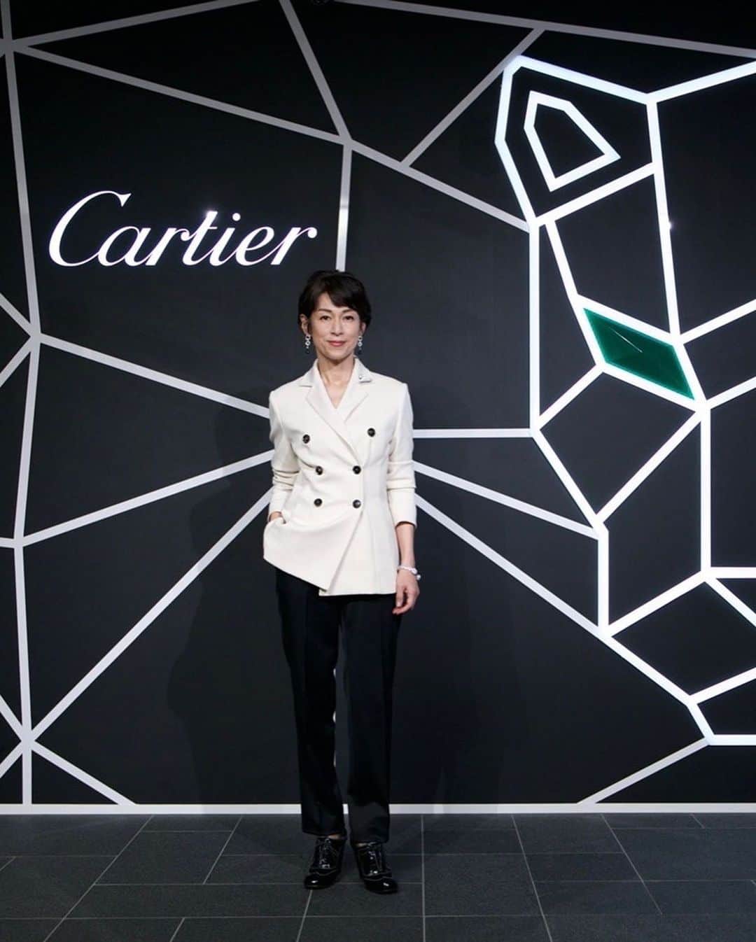 鈴木保奈美さんのインスタグラム写真 - (鈴木保奈美Instagram)「“Cartier Salon ”  プレス内覧会でばったりアンちゃんに遭遇。アンちゃんてばパリどうだった？と近況を根掘り葉掘り。 夢のようなハイジュエリーに魅了され、この迫力に負けないおとなの女になりませう、と心に誓うのであった。  #PantheredeCartier #CartierTokyo #CartierHighJewelry #CartierSalon #Cartier  @cocoannne」10月8日 14時30分 - honamisuzukiofficial