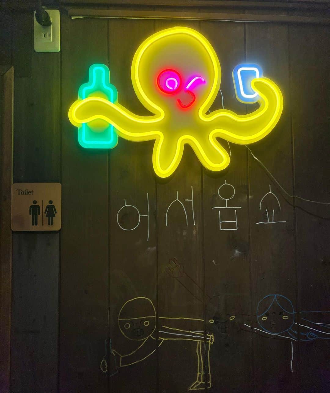 りこぴんさんのインスタグラム写真 - (りこぴんInstagram)「. . . 難波にある韓国料理屋さん  さらんばん ( @saranban2019 ) さん  に行ってきました🇰🇷❤️‍🔥  . . .  ◯サムギョプサル ◯スンドゥブ ◯海鮮チヂミ  を頂きました🤤💓  . . .  チャミスルのグラスが韓国のキャラクターのムジのグラスで可愛すぎた💗  内装もネオンとか装飾が可愛かったです💗入り口にもタコのネオンがいました🐙  サムギョプサルは、お店の方に焼いていただけました🎵おいしかったです💓レタスに巻いてたべるのたのしかった🤭  BTSのポスターも貼ってあって、感動した🥹💗  ぜひみんなも食べに行ってみてね⭐️  . . .  #大阪サムギョプサル #難波韓国料理 #大阪韓国料理 #心斎橋韓国料理 #大阪韓国料理店 #大阪食べ飲み放題 #大阪飲み放題 #大阪食べ放題 #大阪居酒屋 #大阪居酒屋ガイド #心斎橋居酒屋 #難波居酒屋 #サムギョプサル食べ放題 #サムギョプサル専門店 #難波ランチ #心斎橋ランチ #難波ディナー #心斎橋ディナー #大阪ランチ #大阪ディナー #心斎橋グルメ #なんばグルメ #難波グルメ #なんばランチ #なんばディナー #大阪ランチ巡り #大阪観光 #ミナミグルメ #道頓堀グルメ #韓国居酒屋」10月8日 17時30分 - rikopingram_t