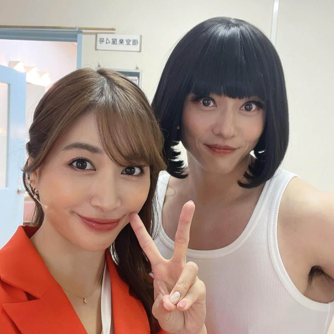 大島麻衣さんのインスタグラム写真 - (大島麻衣Instagram)「『コムサdeMANZAI!』大千穐楽🎊 ご来場いただいた皆様ありがとうございました！ 初舞台ということで、セリフ覚えられるかな？とか集中力持つかな？とか本番中セリフ飛んだらどうしよう！？とかとにかく不安でいっぱいでした。 が、稽古が始まってキャストの皆さんの安定感と安心感に救われました。 みなさんのおかげで私らしく自由に八代真紀を演じられました！ 毎日稽古に行くのが楽しみで仕方なかった😂  今回、品川さんの作品に出演できて本当に嬉しかったです！！ 初舞台がこの作品で本当に幸せでした！！ 品川さん、素敵な作品をありがとうございました！  ヤバーな松井くん。 私の登場シーンはまっつーと2人で。 2人での掛け合いの間とかタイミングの練習が大変だったけどまっつーのおかげで楽しくやらせてもらいました！！ パキッとなってしまう私の膝にもいつもツッコんでくれてありがとう。膝も喜んでました👏  ピンクな川久保さん。 稽古の時からいつもみんなに気を配るムードメーカーで私のことをやばいヤツと言いながらも本当に1番やばいのは川久保さんだって私は知っています！ でも袖に誰よりも早く1番にスタンバイしてる真面目な川久保さん。いつも差し入れを美味しそうに食べてくれてありがとうございました🍩  普段もマサ姉が抜けない佑磨くん。 佑磨くんがこの現場にいてくれて実は少し緊張がほぐれてました。安心感😌 でんぐり返しのコツを教えてくれたり、カラダ作り飯について教えてくれたりたくさん教えてもらいました。本番後で疲れているのに役作りのためにジムに行く姿に感銘を受けました！ 佑磨くんの天然ぶりにはたくさん笑わせてもらいました！幸せのお裾分けもありがとうございました！  何を言ってもポジティブなあべさん。 本当にいつでもどこでも明るく面白くポジティブなあべさんのおかげで稽古場でも楽屋でも廊下でももちろん舞台上でも和気藹々と楽しく過ごせました！ 広い視野でみんなのことをよく見ていつも面白くしてくれてありがとうございました🤩  ベストオブギャップの姜さん。 稽古に姜さんが合流してラップを披露したあの瞬間から私はあなたの虜です🤣 クールなパーフェクトヒューマンかと思っていたら無邪気でボケボケの幼稚園児でした。笑 姜さんのおかげで腹筋割れました！！ありがとうございました！  写真はないけど座長！ 毎日毎日たくさんツッコミ入れてくれてありがとうございました👍 噛み噛みで何言ってるかわからなくなった時も、他のことに集中してセリフのタイミング間違えた時も、的確なツッコミありがとうございました！ みんなにツッコミまくってたけど実は1番ボケたかったんだろうなーと思いながら見てました。笑 シリーズ3作！！お疲れ様でした👏  そして。。 この作品に関わってくれた全ての皆様に心より感謝申し上げます。　 本当にありがとうございました！ 皆さんのおかげで初舞台なのに最後まで全力で楽しむことができました！！ また皆さんとお会いできるように日々精進してまいります。  長くなりましたが、 八代真紀として過ごした日々は最高に楽しく幸せでした！ みなさん、ありがとうごぜぇやす！！🙇‍♀️」10月8日 19時11分 - maioshima911