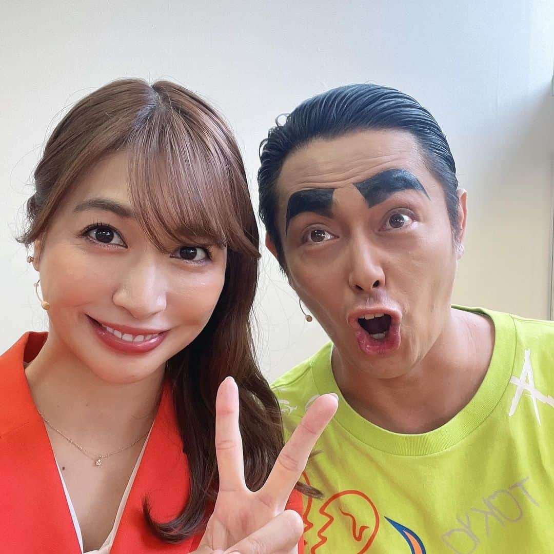 大島麻衣さんのインスタグラム写真 - (大島麻衣Instagram)「『コムサdeMANZAI!』大千穐楽🎊 ご来場いただいた皆様ありがとうございました！ 初舞台ということで、セリフ覚えられるかな？とか集中力持つかな？とか本番中セリフ飛んだらどうしよう！？とかとにかく不安でいっぱいでした。 が、稽古が始まってキャストの皆さんの安定感と安心感に救われました。 みなさんのおかげで私らしく自由に八代真紀を演じられました！ 毎日稽古に行くのが楽しみで仕方なかった😂  今回、品川さんの作品に出演できて本当に嬉しかったです！！ 初舞台がこの作品で本当に幸せでした！！ 品川さん、素敵な作品をありがとうございました！  ヤバーな松井くん。 私の登場シーンはまっつーと2人で。 2人での掛け合いの間とかタイミングの練習が大変だったけどまっつーのおかげで楽しくやらせてもらいました！！ パキッとなってしまう私の膝にもいつもツッコんでくれてありがとう。膝も喜んでました👏  ピンクな川久保さん。 稽古の時からいつもみんなに気を配るムードメーカーで私のことをやばいヤツと言いながらも本当に1番やばいのは川久保さんだって私は知っています！ でも袖に誰よりも早く1番にスタンバイしてる真面目な川久保さん。いつも差し入れを美味しそうに食べてくれてありがとうございました🍩  普段もマサ姉が抜けない佑磨くん。 佑磨くんがこの現場にいてくれて実は少し緊張がほぐれてました。安心感😌 でんぐり返しのコツを教えてくれたり、カラダ作り飯について教えてくれたりたくさん教えてもらいました。本番後で疲れているのに役作りのためにジムに行く姿に感銘を受けました！ 佑磨くんの天然ぶりにはたくさん笑わせてもらいました！幸せのお裾分けもありがとうございました！  何を言ってもポジティブなあべさん。 本当にいつでもどこでも明るく面白くポジティブなあべさんのおかげで稽古場でも楽屋でも廊下でももちろん舞台上でも和気藹々と楽しく過ごせました！ 広い視野でみんなのことをよく見ていつも面白くしてくれてありがとうございました🤩  ベストオブギャップの姜さん。 稽古に姜さんが合流してラップを披露したあの瞬間から私はあなたの虜です🤣 クールなパーフェクトヒューマンかと思っていたら無邪気でボケボケの幼稚園児でした。笑 姜さんのおかげで腹筋割れました！！ありがとうございました！  写真はないけど座長！ 毎日毎日たくさんツッコミ入れてくれてありがとうございました👍 噛み噛みで何言ってるかわからなくなった時も、他のことに集中してセリフのタイミング間違えた時も、的確なツッコミありがとうございました！ みんなにツッコミまくってたけど実は1番ボケたかったんだろうなーと思いながら見てました。笑 シリーズ3作！！お疲れ様でした👏  そして。。 この作品に関わってくれた全ての皆様に心より感謝申し上げます。　 本当にありがとうございました！ 皆さんのおかげで初舞台なのに最後まで全力で楽しむことができました！！ また皆さんとお会いできるように日々精進してまいります。  長くなりましたが、 八代真紀として過ごした日々は最高に楽しく幸せでした！ みなさん、ありがとうごぜぇやす！！🙇‍♀️」10月8日 19時11分 - maioshima911