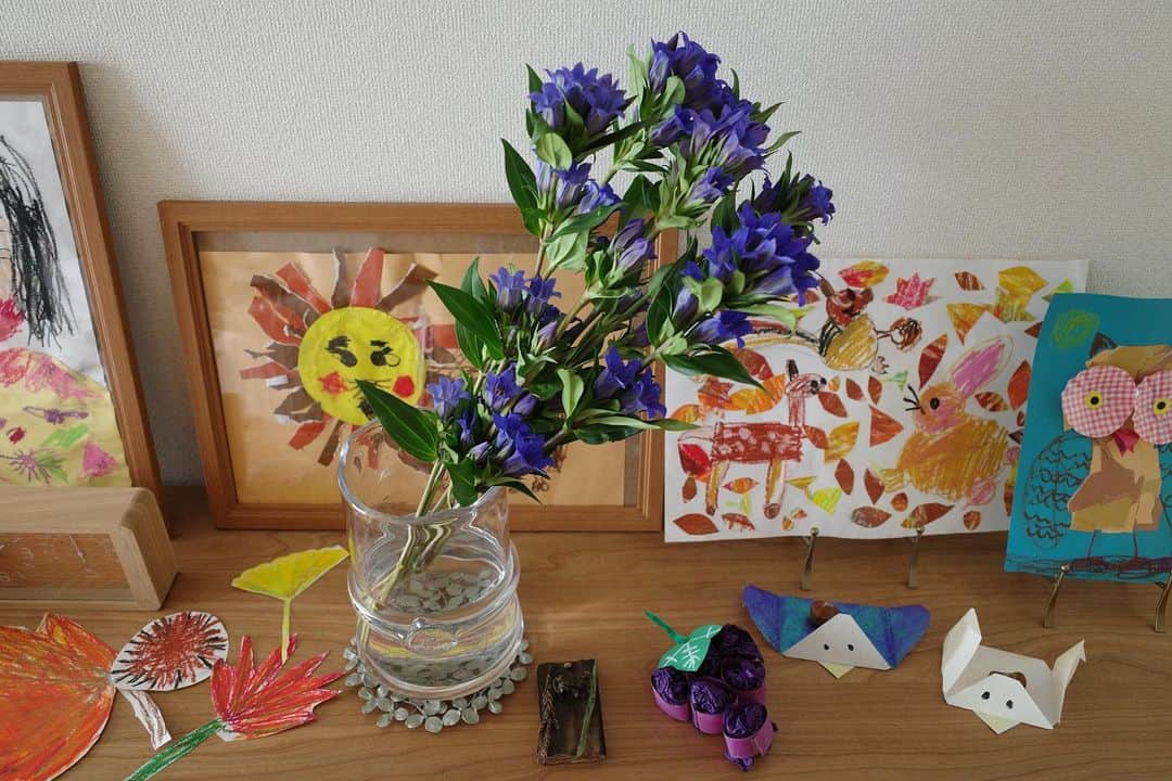 高垣麗子さんのインスタグラム写真 - (高垣麗子Instagram)「* わが家のリビングの一角には、娘の作品コーナーがあります  子供の発想豊かな色彩と、日に日に成長を感じる完成度に親バカですが嬉しくて感動しちゃう  季節感のある作品とリンドウ お気に入り❤︎  * #5歳　の #思い出」10月8日 19時26分 - reikotakagaki