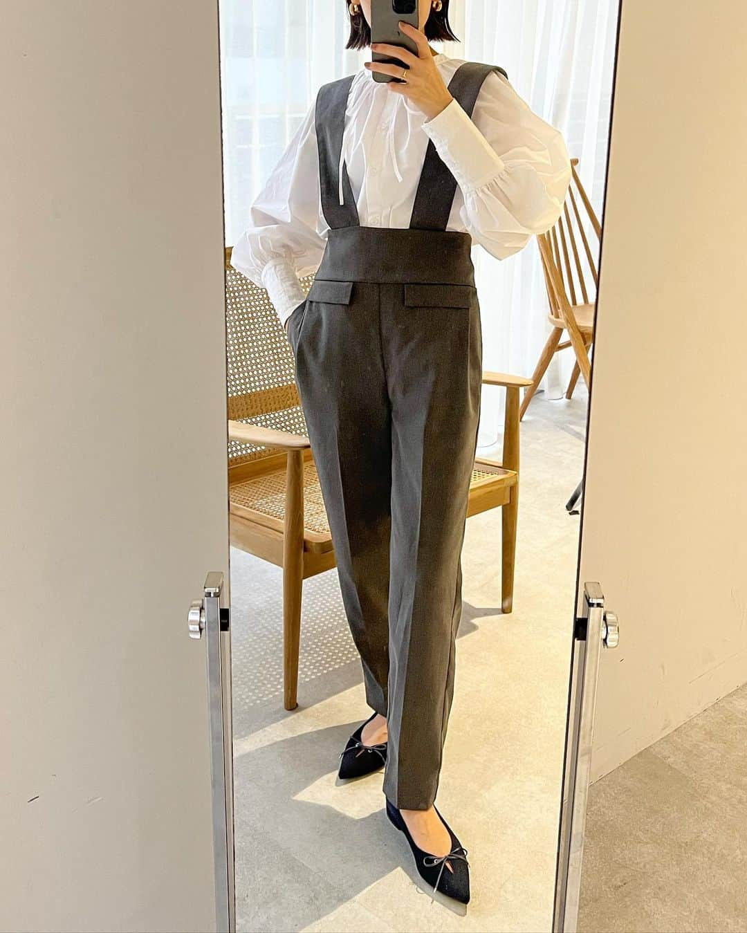 金子麻貴さんのインスタグラム写真 - (金子麻貴Instagram)「急に寒くなって @zara のニット買ってて良かったと思った日🤭✨  大人っぽく着れる @re_gleam のサロペットパンツを合わせてジャケットで秋コーデ。  色違いのグレーはボリュームブラウスを合わせてフラットシューズ🥿  #zara#regleam#aw#amerivintage#fendi#サロペットパンツ#シンプルコーデ#ザラ#ニット#ジャケットコーデ#秋コーデ#ママコーデ#ボブ#ボブヘア#パッツンボブ」10月8日 20時02分 - mtmmaki