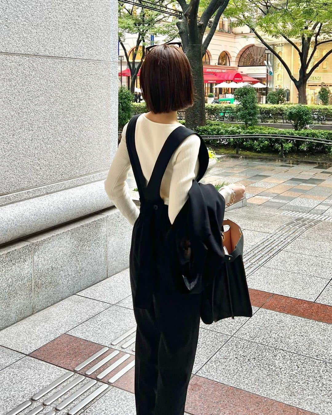 金子麻貴さんのインスタグラム写真 - (金子麻貴Instagram)「急に寒くなって @zara のニット買ってて良かったと思った日🤭✨  大人っぽく着れる @re_gleam のサロペットパンツを合わせてジャケットで秋コーデ。  色違いのグレーはボリュームブラウスを合わせてフラットシューズ🥿  #zara#regleam#aw#amerivintage#fendi#サロペットパンツ#シンプルコーデ#ザラ#ニット#ジャケットコーデ#秋コーデ#ママコーデ#ボブ#ボブヘア#パッツンボブ」10月8日 20時02分 - mtmmaki