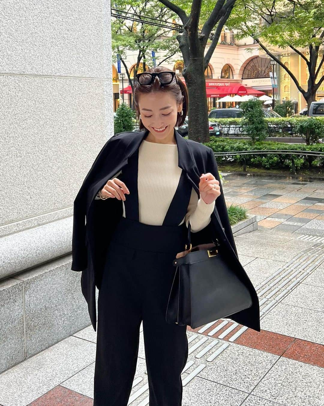 金子麻貴さんのインスタグラム写真 - (金子麻貴Instagram)「急に寒くなって @zara のニット買ってて良かったと思った日🤭✨  大人っぽく着れる @re_gleam のサロペットパンツを合わせてジャケットで秋コーデ。  色違いのグレーはボリュームブラウスを合わせてフラットシューズ🥿  #zara#regleam#aw#amerivintage#fendi#サロペットパンツ#シンプルコーデ#ザラ#ニット#ジャケットコーデ#秋コーデ#ママコーデ#ボブ#ボブヘア#パッツンボブ」10月8日 20時02分 - mtmmaki