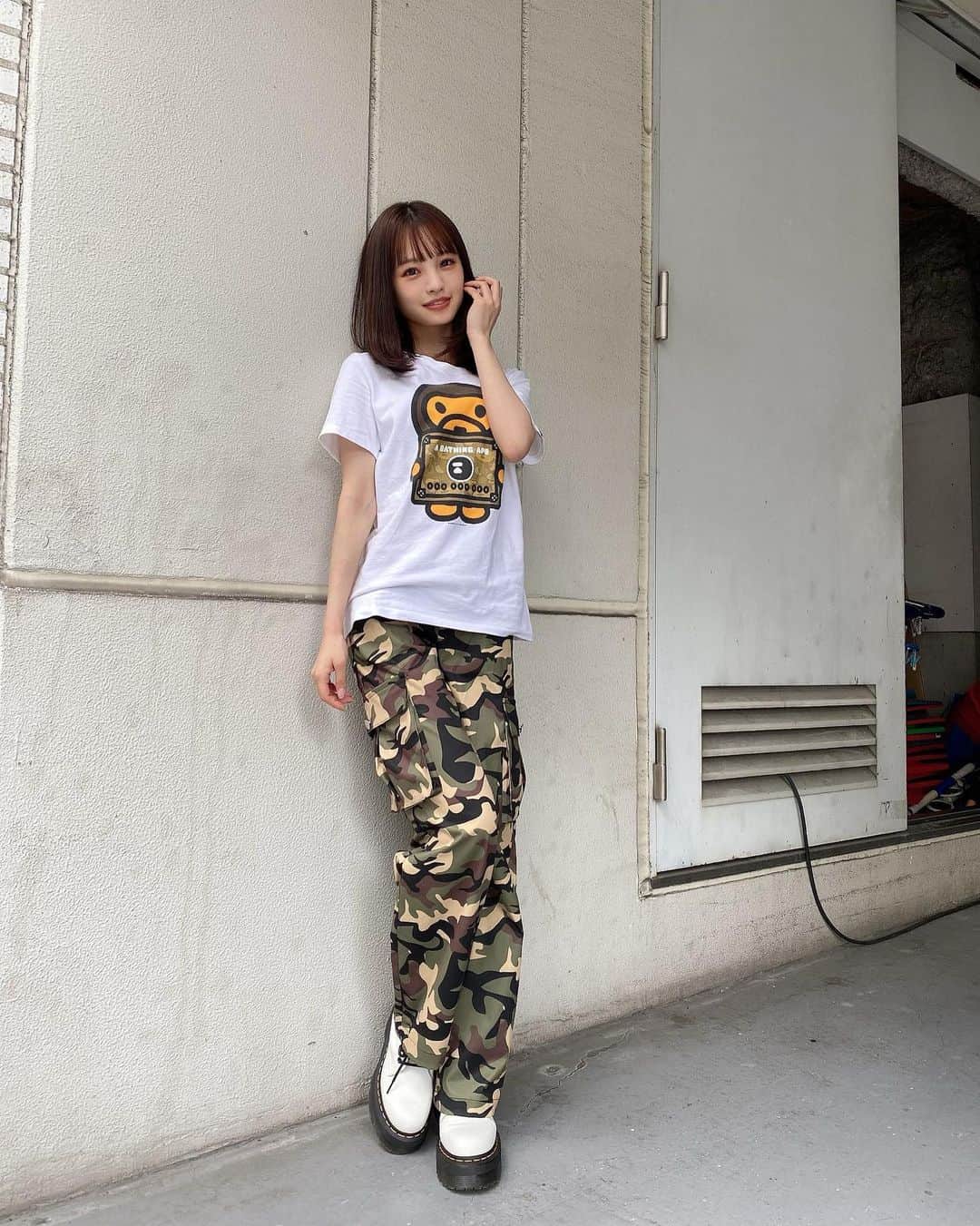 新澤菜央さんのインスタグラム写真 - (新澤菜央Instagram)「なんの真似してる顔でしょうか？？？ ⠀ ⠀ ⠀  正解はお猿さんでした🐒 ͗ ͗  Tシャツに合わせたくて珍しくミリタリー柄のボトムス買ったりしちゃった、、似合う？？？  #彼女の私服がかわいい #低身長コーデ #sサイズコーデ #156cm #迷彩 #カーゴパンツ #ストリートファッション #ストリート系女子 #ミリタリーコーデ #ape #drmartens #厚底ブーツ #🐒」10月8日 20時53分 - _shinshin_48