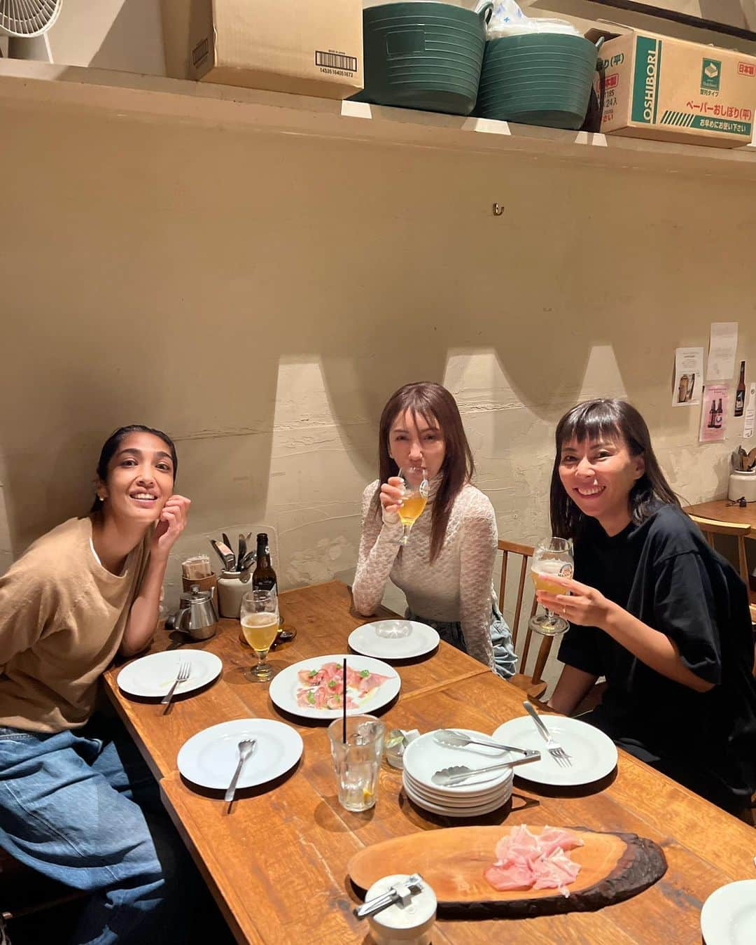 美香さんのインスタグラム写真 - (美香Instagram)「いつもの定例会🙈💗 このメンバーといると必ず酔う🍷 （今日じゃないよっ） @k.k.nagata  @sara___yuri   白とクロ。 みんなはどちらが好きですか？ @fray_id」10月8日 20時54分 - mikaofficial99