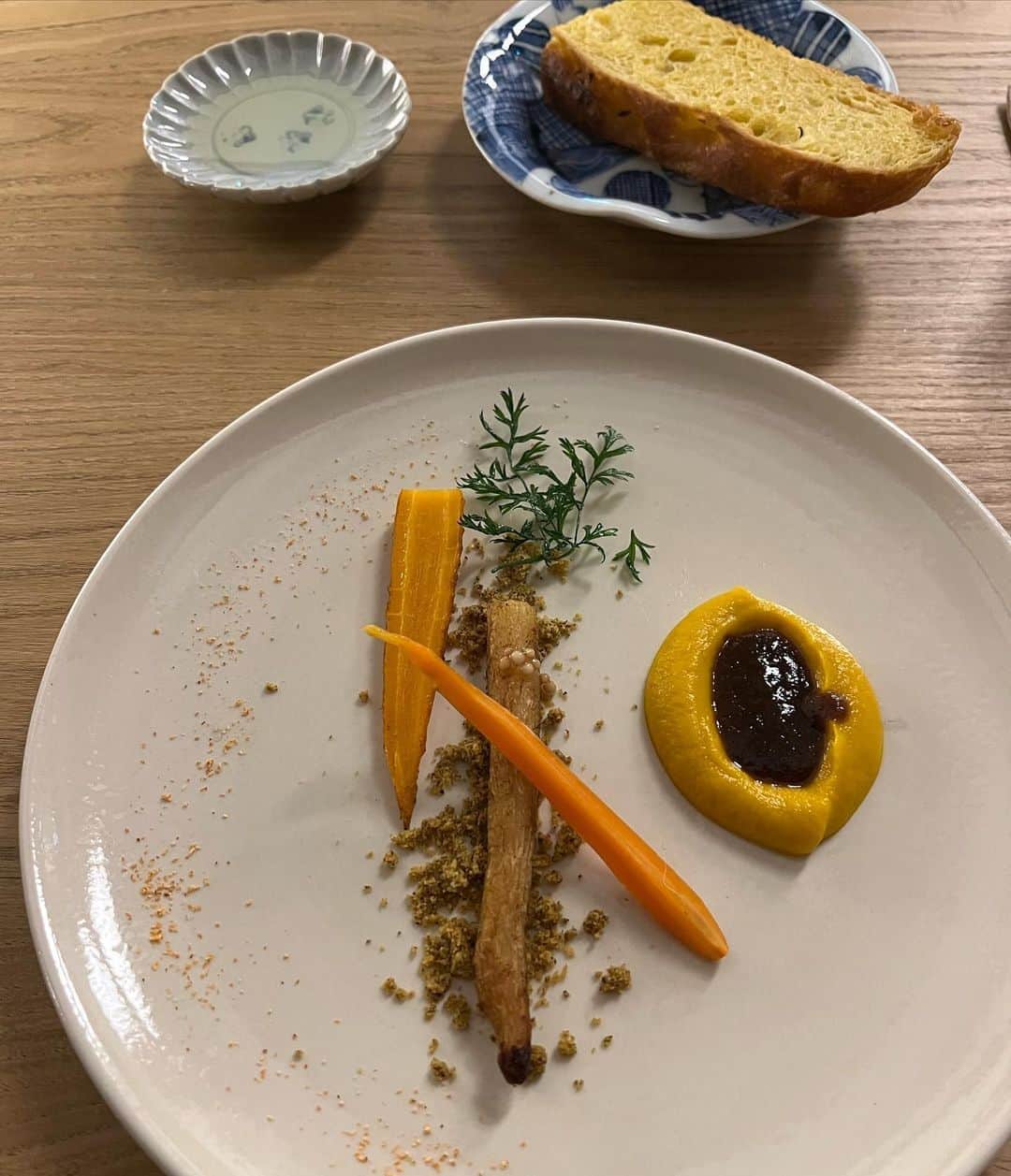 Risako Yamamotoさんのインスタグラム写真 - (Risako YamamotoInstagram)「Dinner at @azumi.setoda 🍽️  邸宅の家主から受け継がれた骨董の器で頂くお料理。 2日目の夜もリピートしたかったほど、とても美味しくて感動しました♡  #azumisetoda #瀬戸田 #尾道 #生口島」10月8日 22時07分 - risako_yamamoto