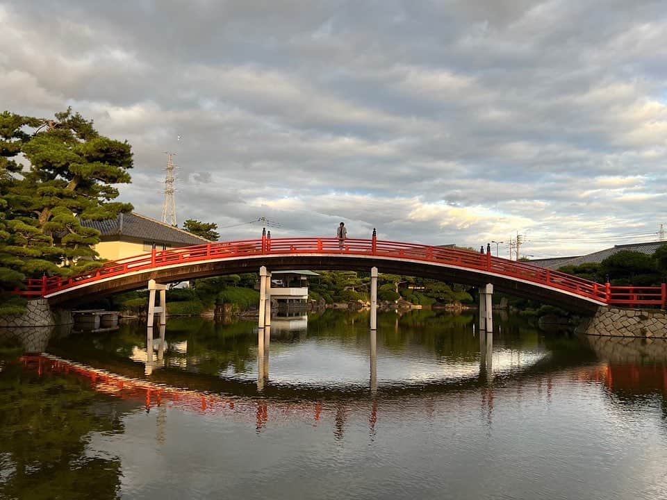 辰巳ゆうとさんのインスタグラム写真 - (辰巳ゆうとInstagram)「キレイなお庭に癒されました☺️  #辰巳ゆうと #tatsumiyuto #演歌 #演歌歌手 #enka #香川県 #お庭 #garden #kagawaprefecture #bridge #lake #自然豊か」10月8日 22時55分 - tatsumi_yuto_official
