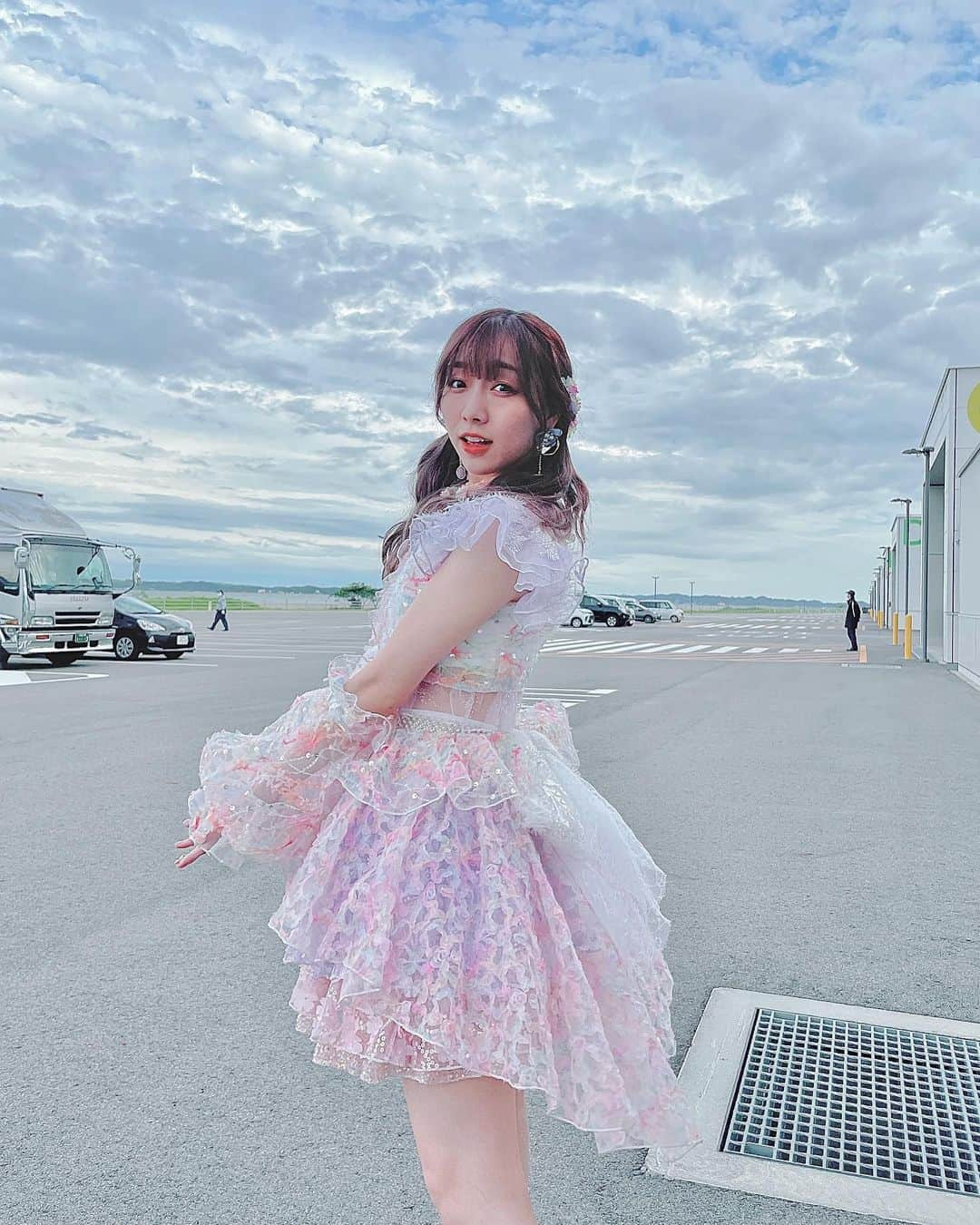 須田亜香里さんのインスタグラム写真 - (須田亜香里Instagram)「今日は卒コン衣装着た🎀🫧🧁 ・好き好き好き ・君が思ってるより ・無意識の色 ・パレオはエメラルド ・キンモクセイ で着ていた衣装でアームウォーマーと生地使いがお気に入り🫶  #現地でトーク会 #ツーショット撮影会 #あかりんツーショット撮影会 #須田亜香里卒業コンサート #アイドル衣装 #ツインテール #ske48 #絶対インスピレーション」10月8日 23時31分 - akarisuda