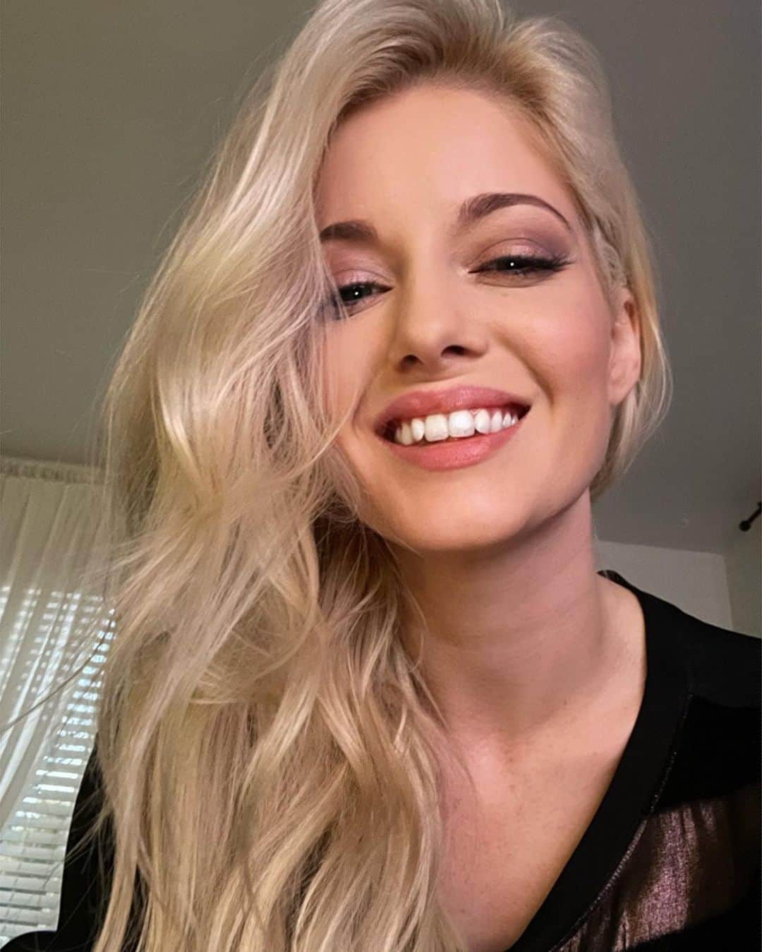 Charlotte Stokelyさんのインスタグラム写真 - (Charlotte StokelyInstagram)「Hi and I 💖 you   #charlottestokely #girlboss #liger #lesbifriends #babesofinstagram #freckles #blonde #fullmoon #pluto #trine #manifest #spaday」10月9日 13時05分 - charlottestokely