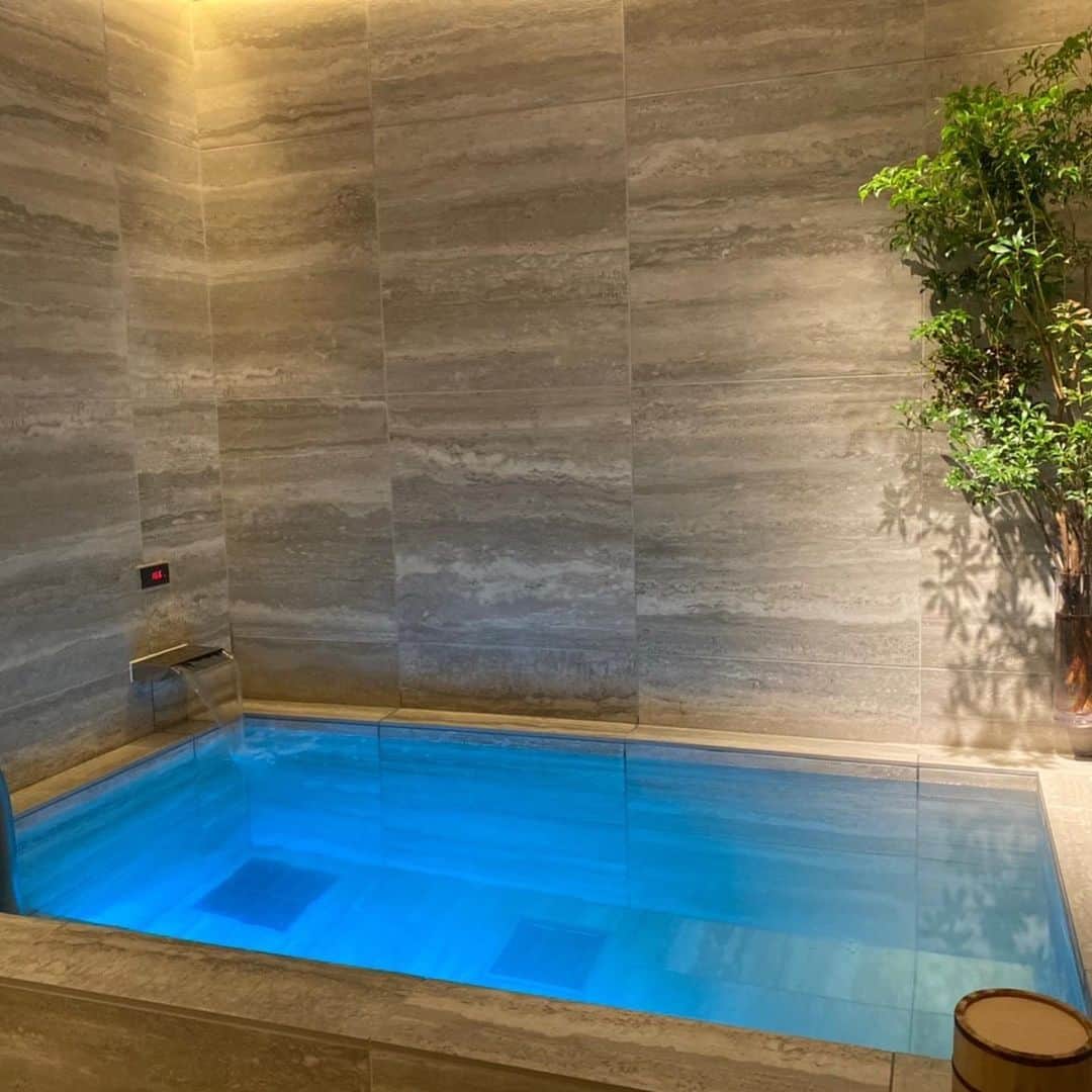 坂田梨香子さんのインスタグラム写真 - (坂田梨香子Instagram)「_予約してからずっと楽しみにしてた @kudochi_sauna 🤍🧖‍♀️  銀座にあり、時間貸し切りで無人受付の完全個室。 人目を気にせず非日常を味わえる最高空間でした🧖‍♀️👼 セルフロウリュウは好きな香りや温度を楽しめるし なにより部屋に水風呂が付いてるのはめちゃくちゃアツかったー！ かなり整いました🫶 大好きなりなと、りなが繋げてくれたおかげで会えたおかさん、かわさん達と🥳🥳ありがとう  #sauna #サウナ女子 #サ活 #銀座　#銀座サウナ #KUDOCHI  #サウナイキタイ #サウナ部」10月9日 14時39分 - rikakosakata_official
