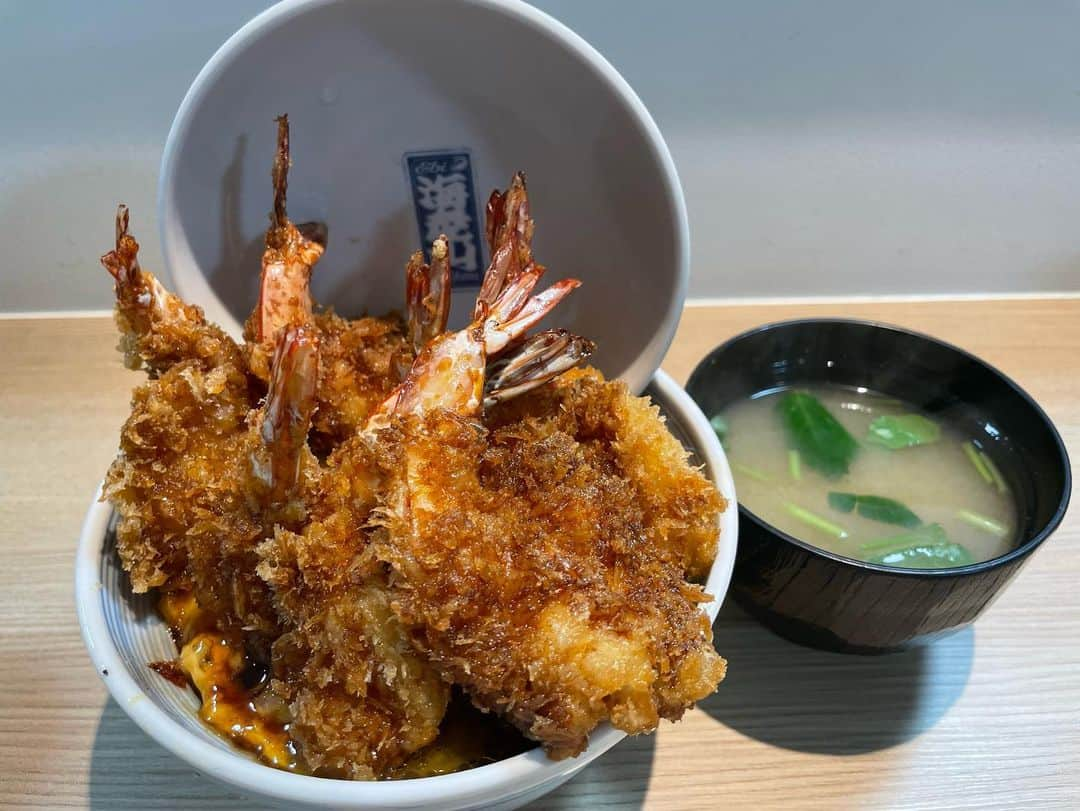 坂本麻子さんのインスタグラム写真 - (坂本麻子Instagram)「. 見てみて〜🍤🍤🍤 このモリモリのエビさんよ✨ . 1時間並んで出逢えたのは 半熟卵のお布団に聳え立つ 蓋が閉まらないくらいの海老の山✨🏔 私は卵追加で2倍に♪ サクサクぷりっぷりの食べ応えある海老と 胡椒がアクセントの甘すぎないタレが 最高でした🤤✨ . お昼は何時間待つんだろう、、、 もうちょっと落ち着いたらまた行きたいけど 美味しいからずっと並ぶんだろうな〜 . おやすみモードで失礼しました。 #海老山#恵比寿#渋谷#海老かつ丼#ランチ#渋谷区東#渋谷グルメ」10月9日 16時46分 - sakamoto_asako