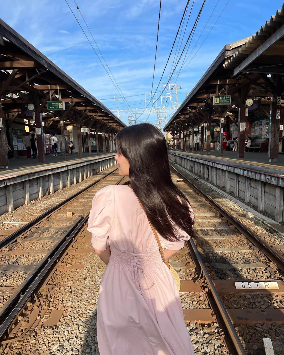 ちとせよしのさんのインスタグラム写真 - (ちとせよしのInstagram)「江ノ電🚃💨 レトロで可愛いなあ… この日はとっても夏な1日でした☺︎︎ GRLのピンクワンピースかなりお気に入り☺️♡  #鎌倉 #鎌倉観光 #江ノ電 #江ノ島 #長谷駅 #ロングワンピース #grl #kamakura」10月9日 17時30分 - chitose_yoshino