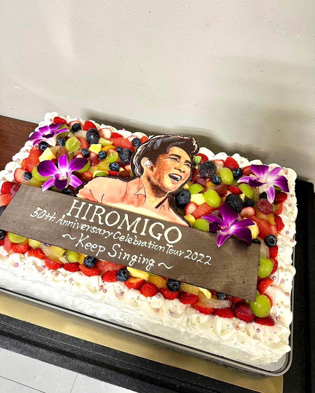 郷ひろみさんのインスタグラム写真 - (郷ひろみInstagram)「青森にあるチャンドラから、50周年記念のケーキを頂き、スタッフ大喜びだったよ‼️ そういえば、チョコレートのボク、誰が食べたんだろう？  #郷ひろみ #hiromigo」10月9日 18時00分 - hiromigo_official